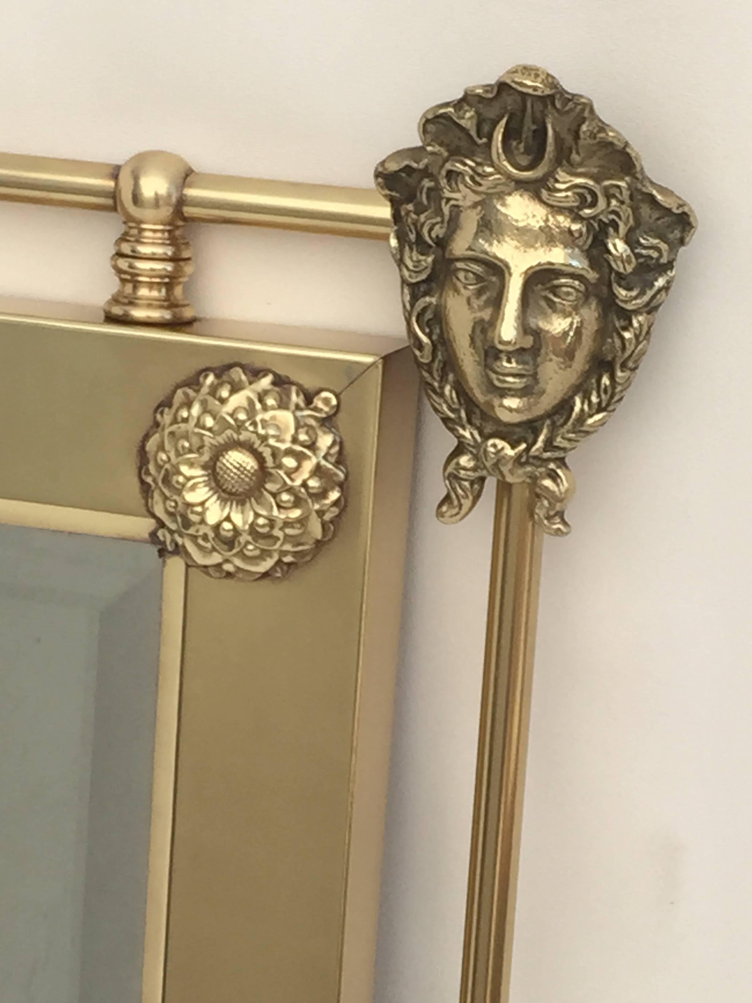 Américain Miroir néoclassique en laiton en vente