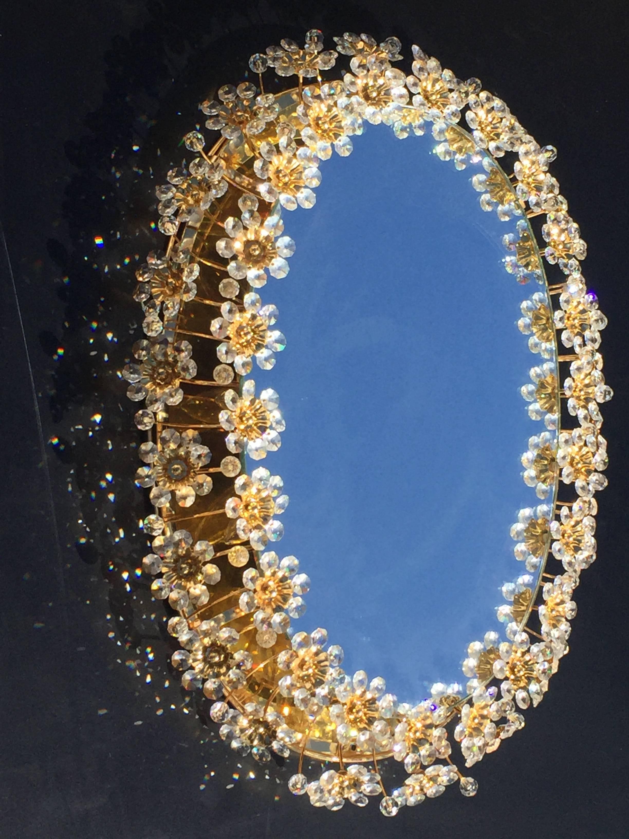 Beleuchteter Spiegel mit Kristallblumen von Palwa (Vergoldet) im Angebot