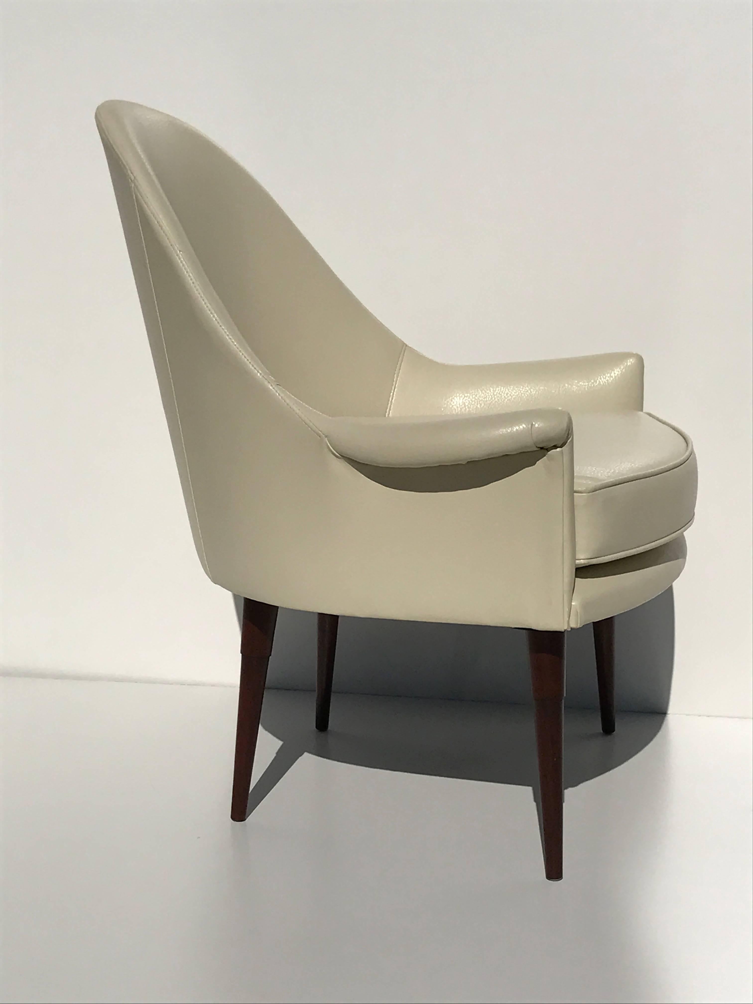 Petite Mid-Century Sessel mit schalenförmiger Rückenlehne aus cremefarbenem Naugahyde.