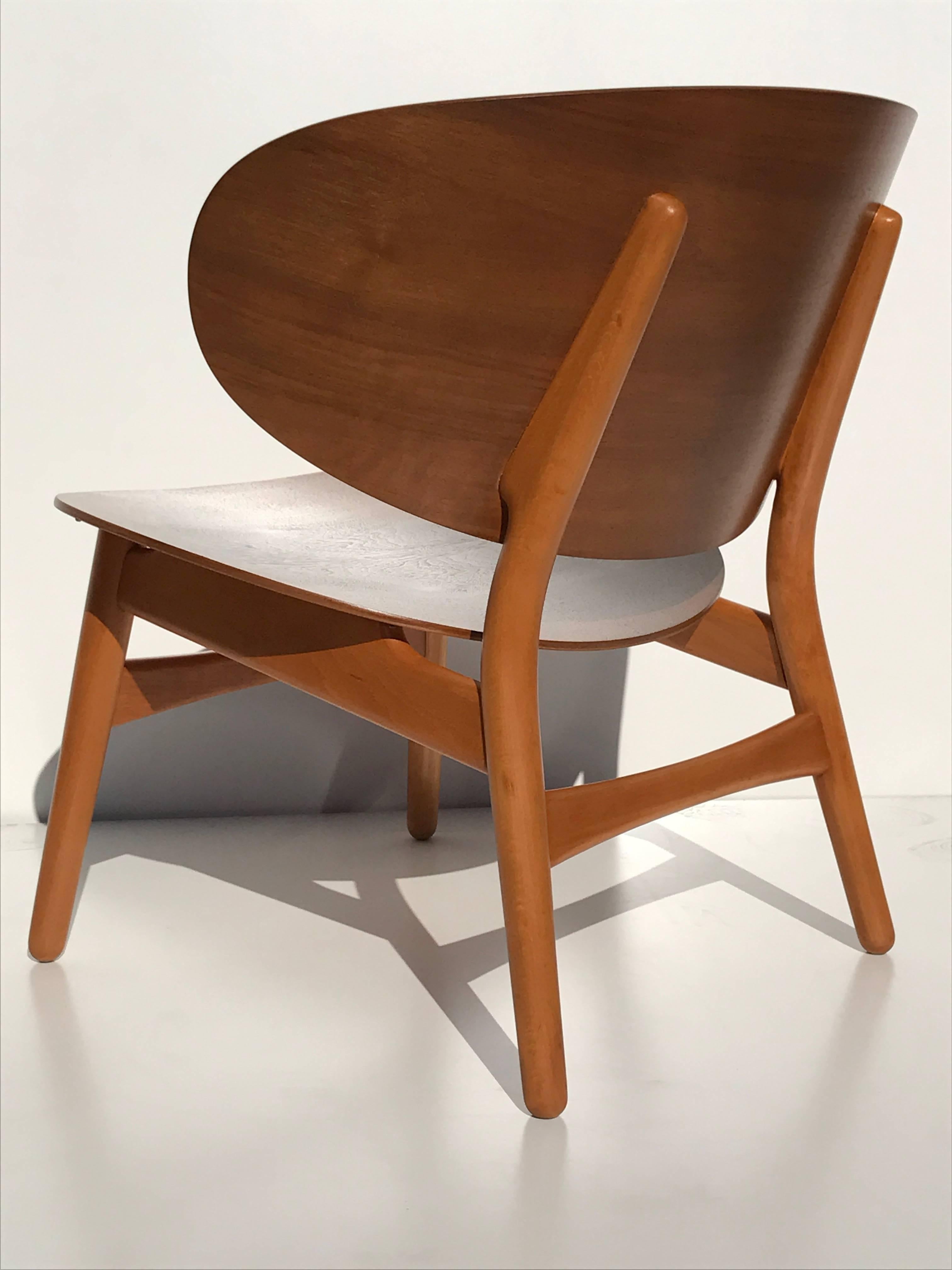Shell chair by Hans Wegner in laminated walnut seat and back and solid beech wood frame.
It has the original screws on the bottom of seat to secure the seat cushion.