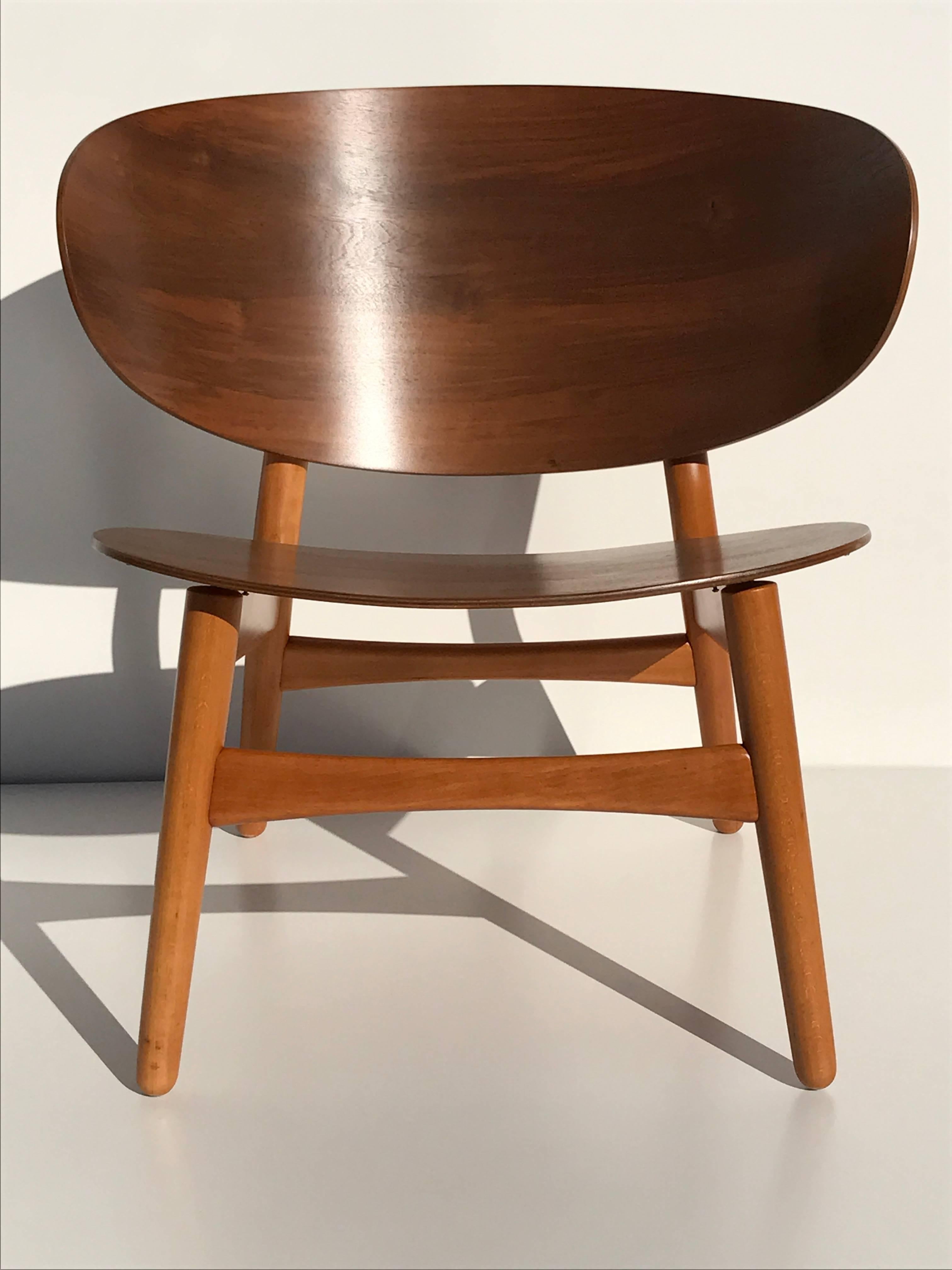 Shell-Stuhl von Hans Wegner aus Nussbaum und Buche (Dänisch) im Angebot