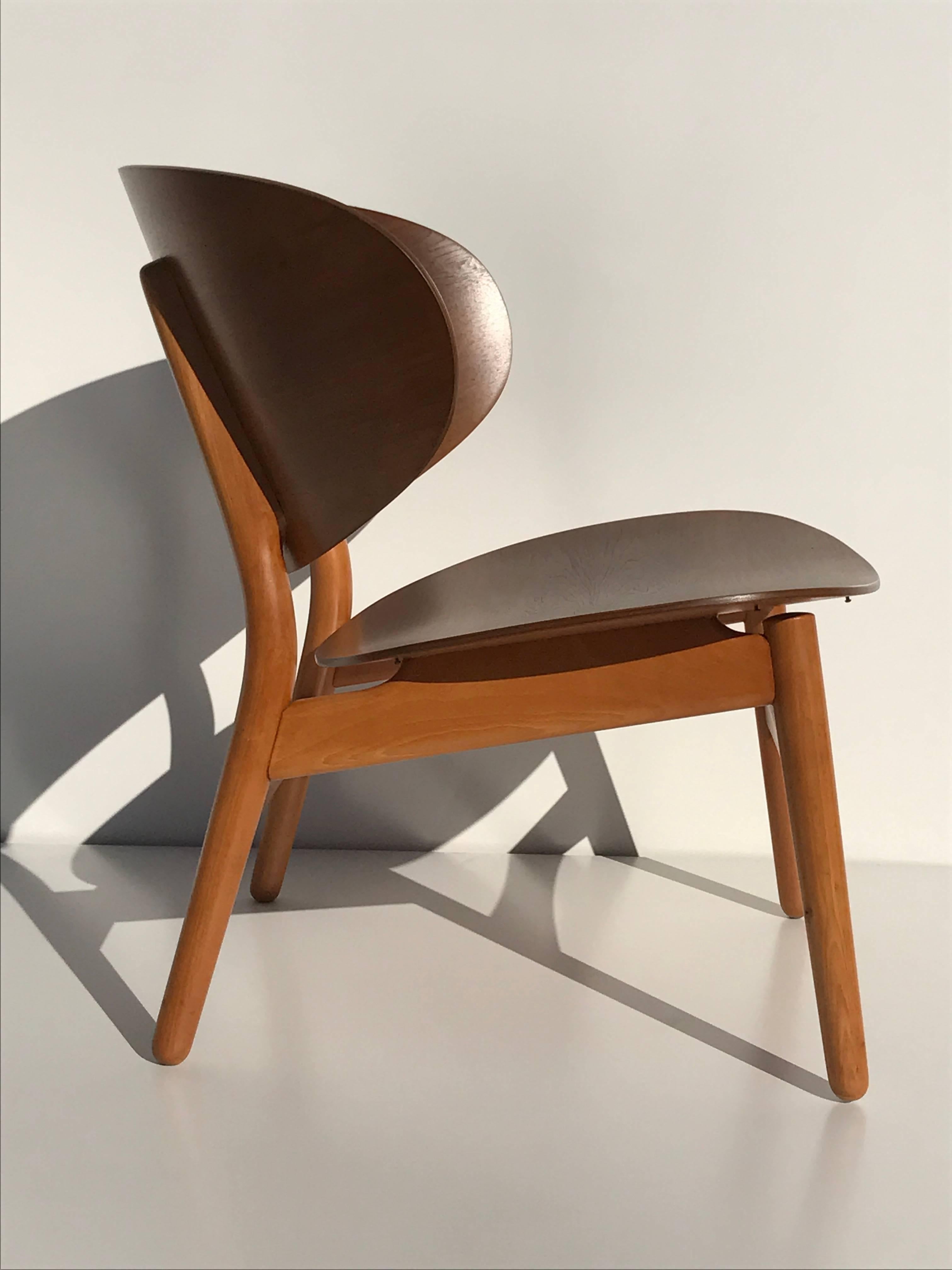 Mid-Century Modern Shell Chair by Hans Wegner in Walnut and Beech For Sale