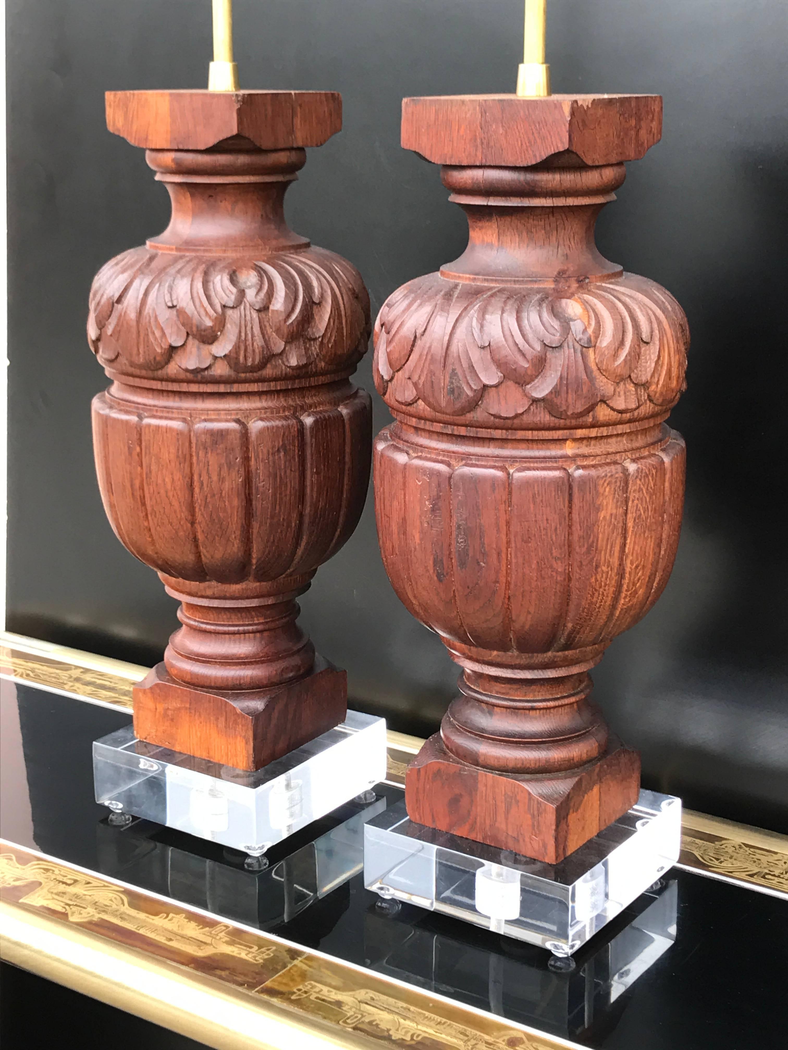 Classique américain Paire de fragments de balustre architecturaux montés sous forme de lampes en vente