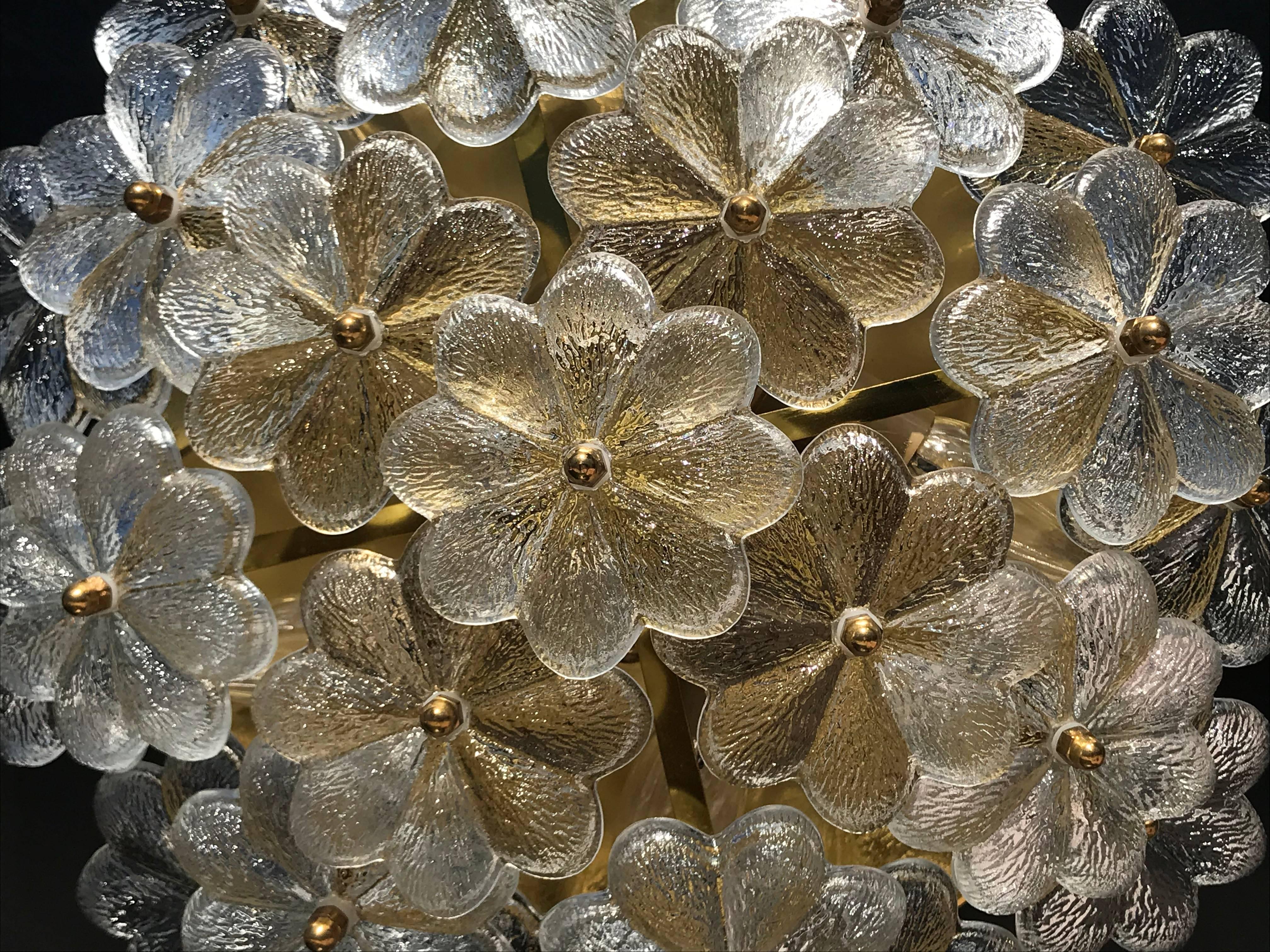 Große Ernst Palme floral Glas flush mount. Rewired for USA. Erfordert E14-Sockel bis zu 40 Watt Glühbirnen. Verkabelt für U.S.A.
Diese Lampen wurden in vier Größen in den 1960er Jahren in Westdeutschland hergestellt und wir führen alle Größen auf