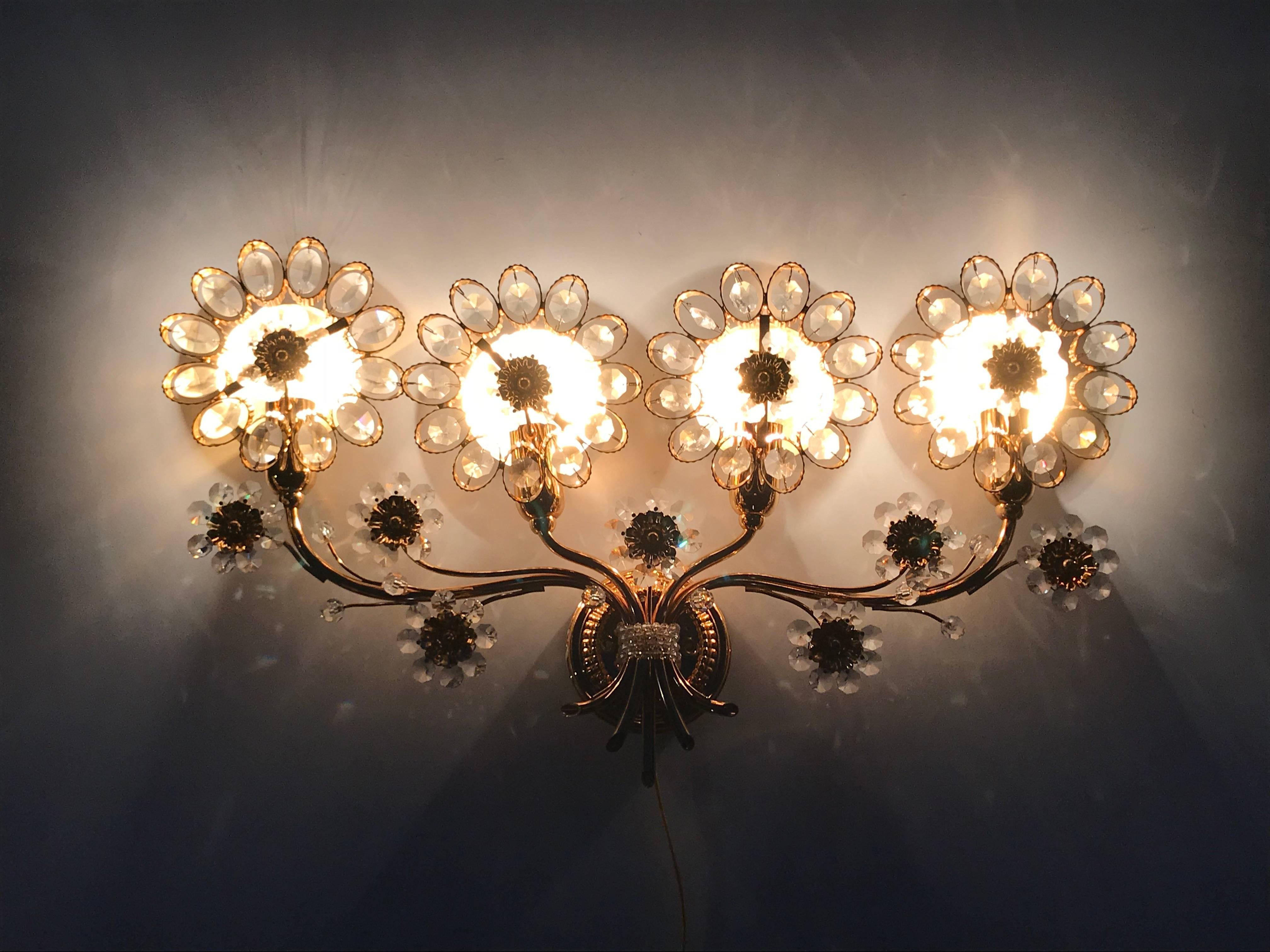 Allemand Applique à quatre lumières Palwa en cristal et laiton en vente