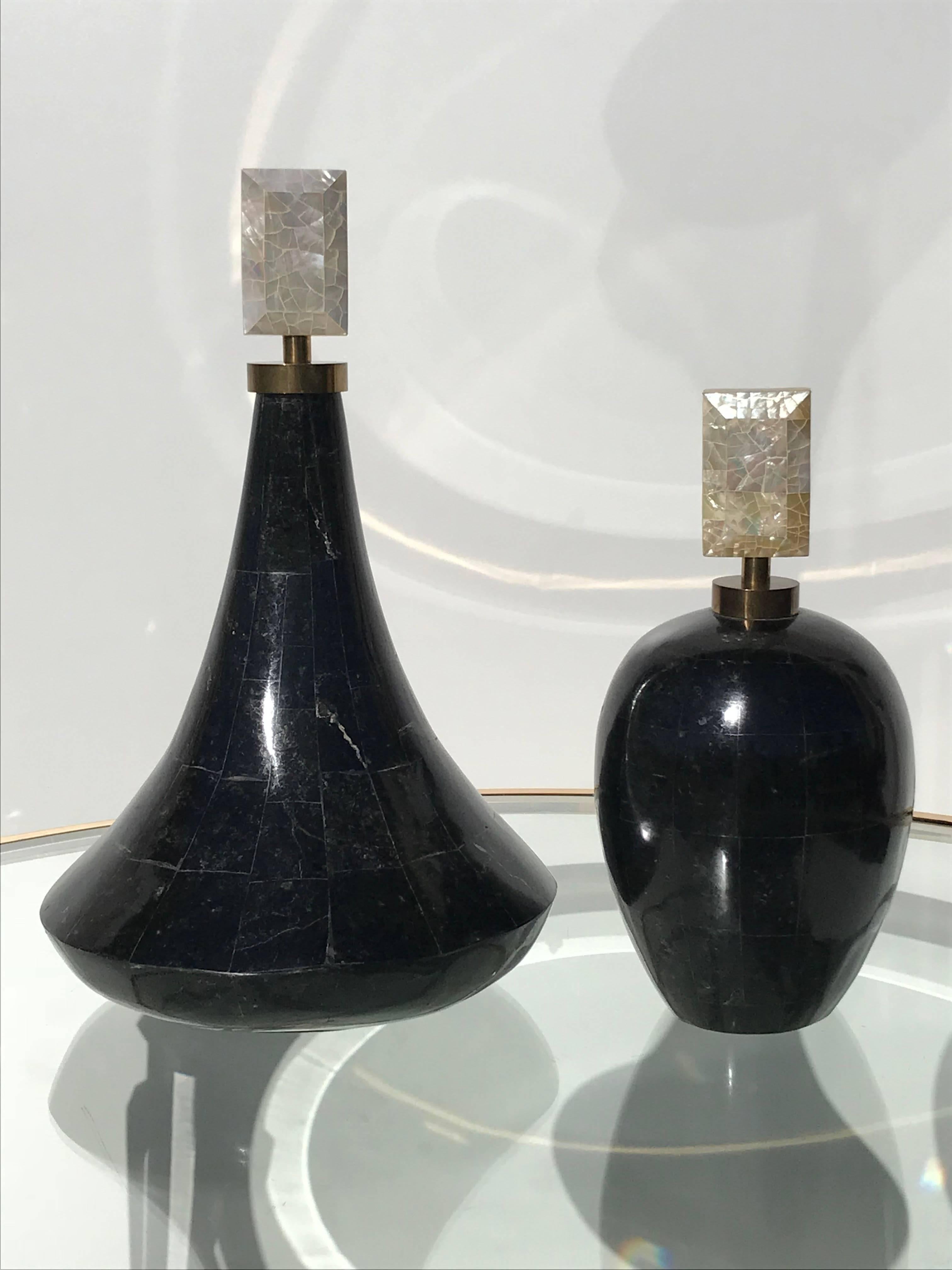 Deux flacons de parfum décoratifs en pierre tessellée par Maitland Smith
Mesures : La grande bouteille mesure 15 pouces de haut par 9 pouces de diamètre.
Petite bouteille de 11 pouces de haut par 6 pouces de diamètre.