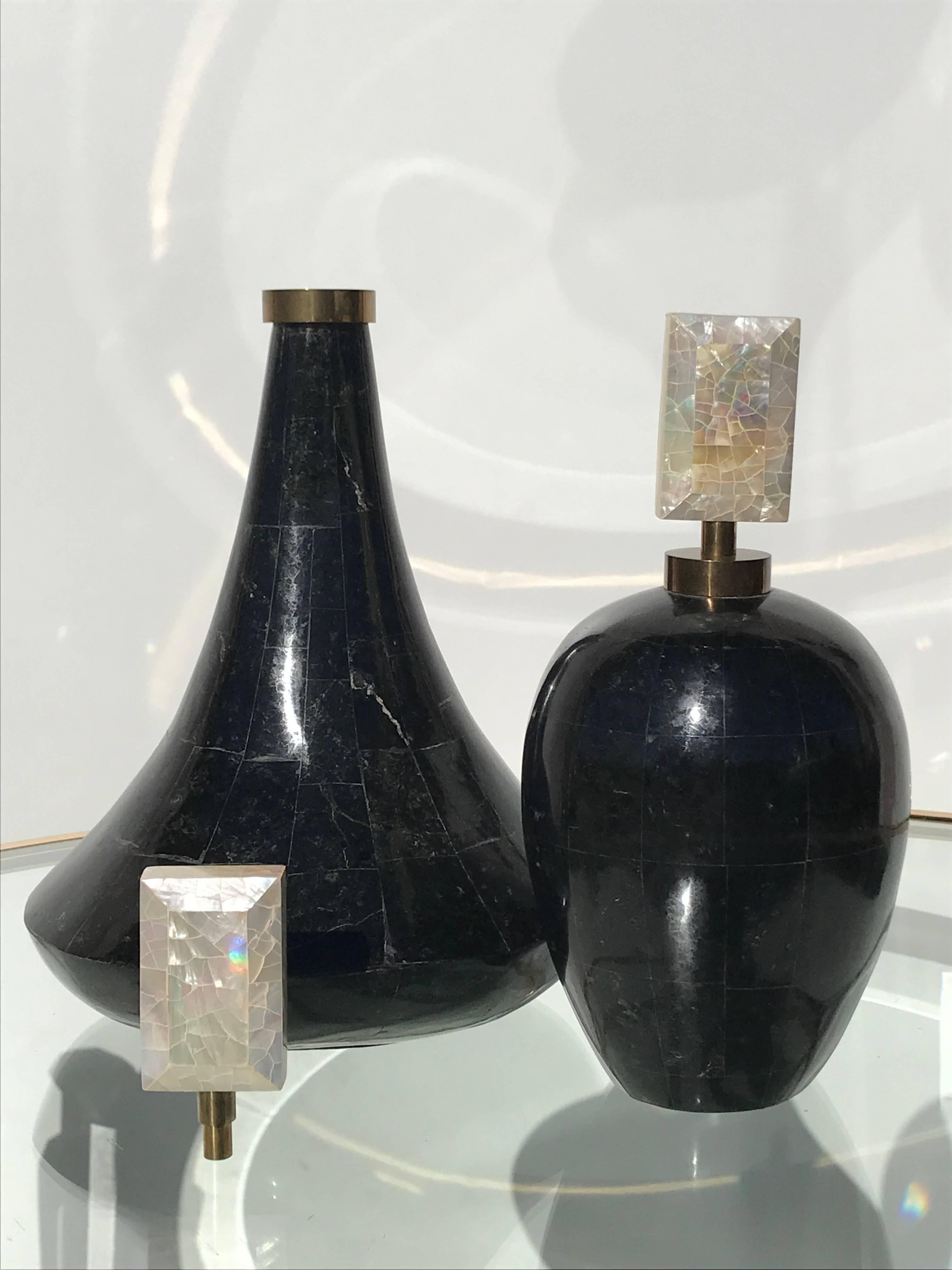 Hollywood Regency Deux flacons de parfum décoratifs en pierre tessellée en vente