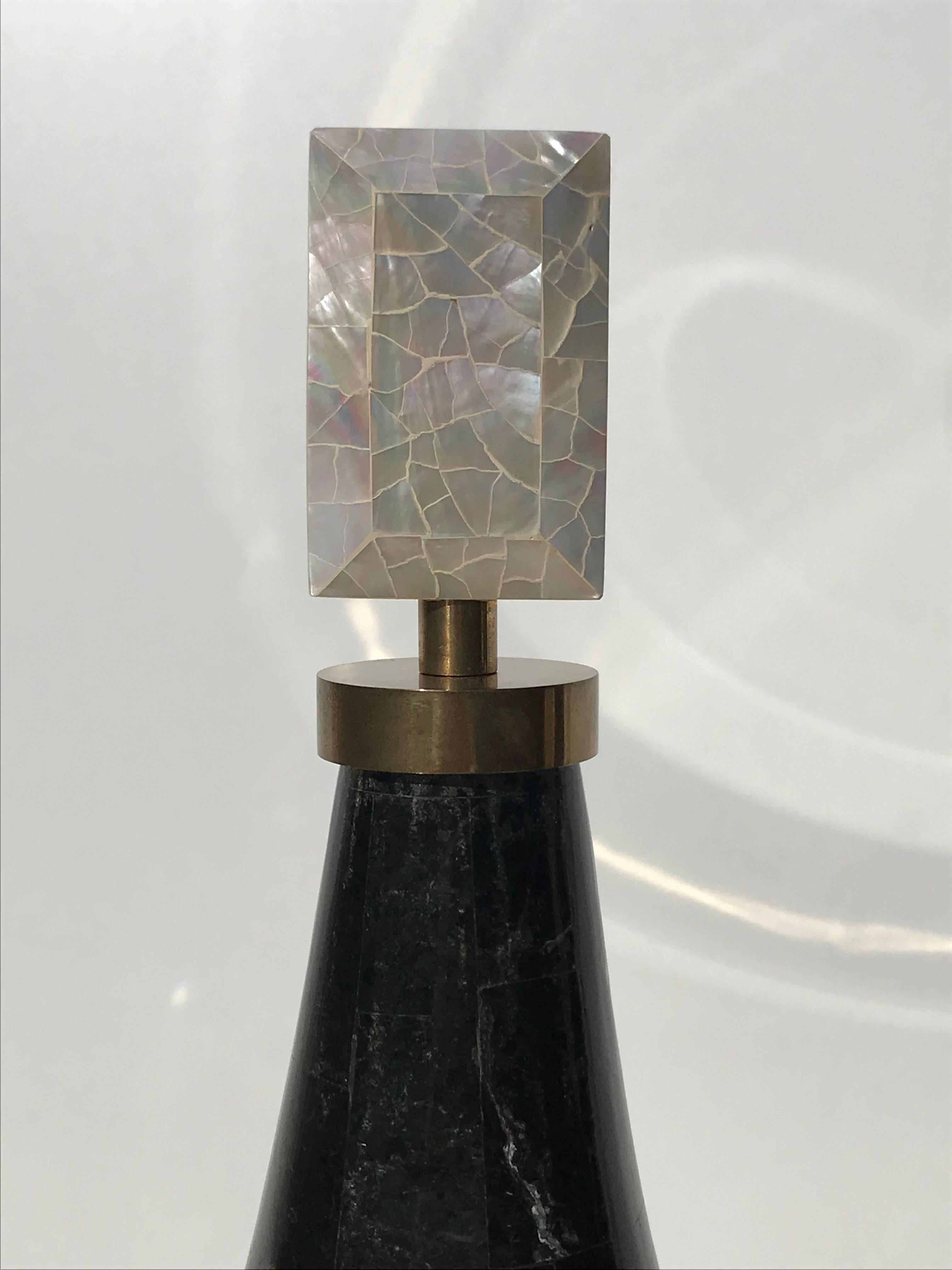 Fin du 20e siècle Deux flacons de parfum décoratifs en pierre tessellée en vente