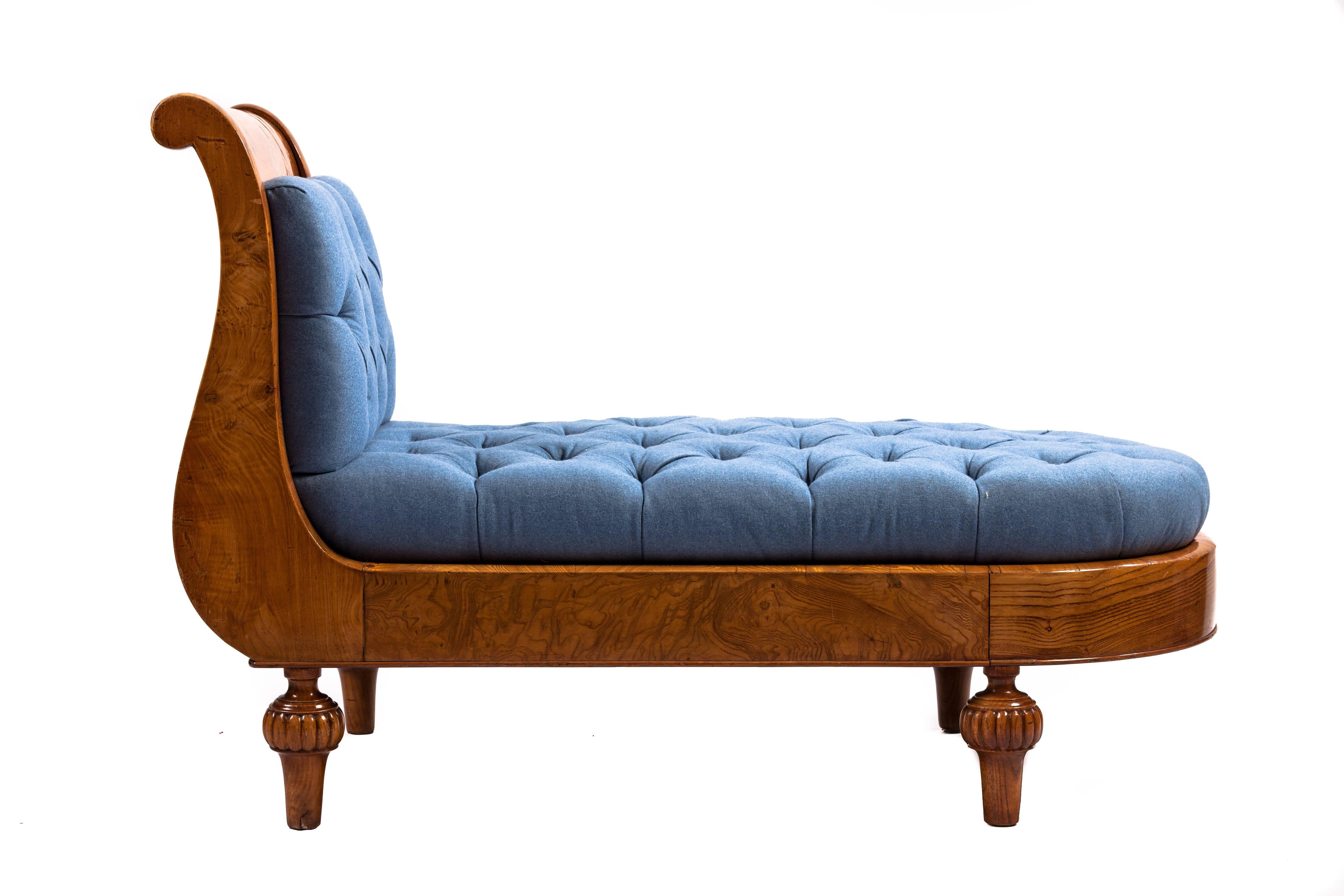 Continental Neoclassical Burl Tufted Petite Recamier In Excellent Condition In New York City, NY