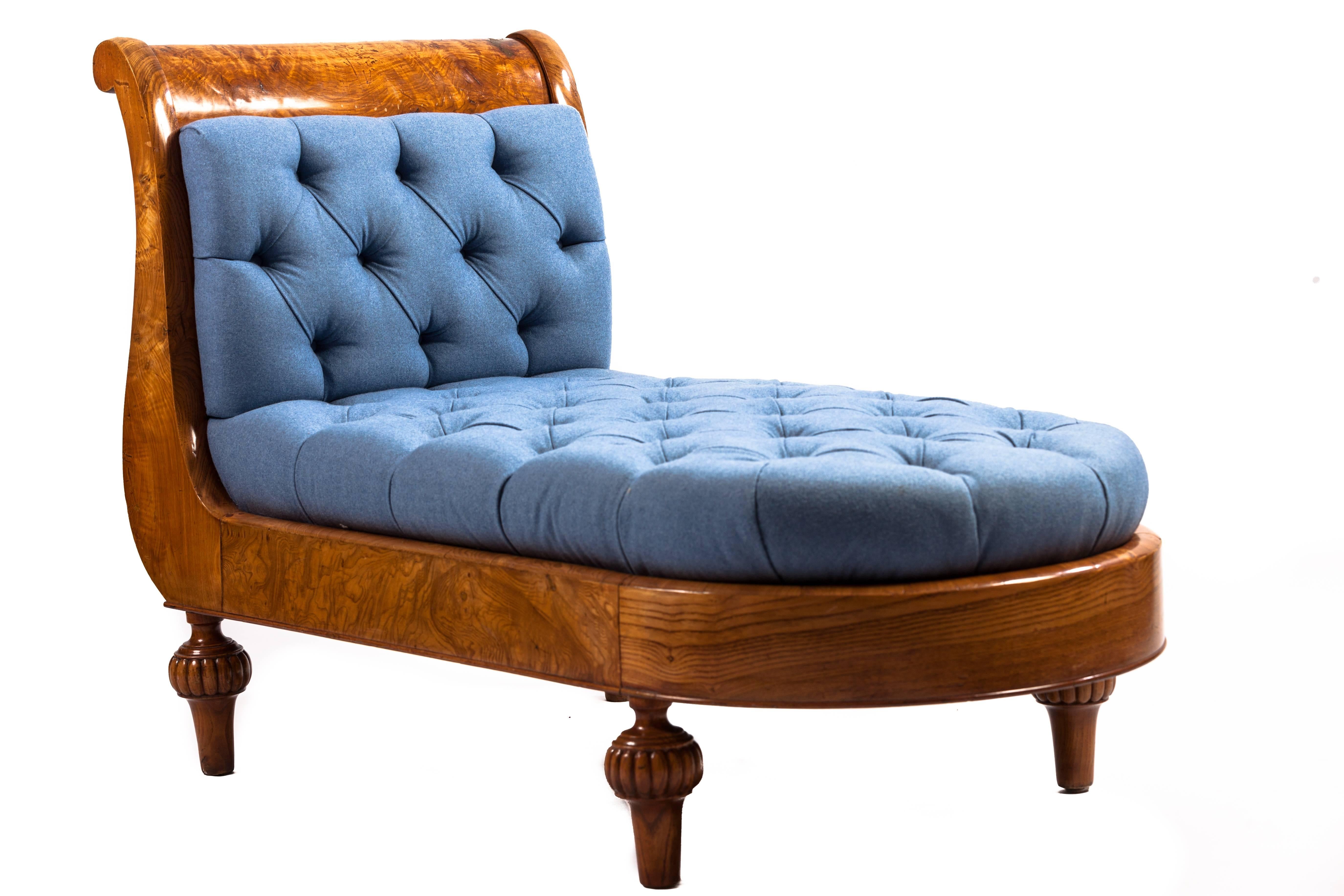 A gorgeous continental neoclassical tufted recamier in Biedermeier style.

Measures: 16