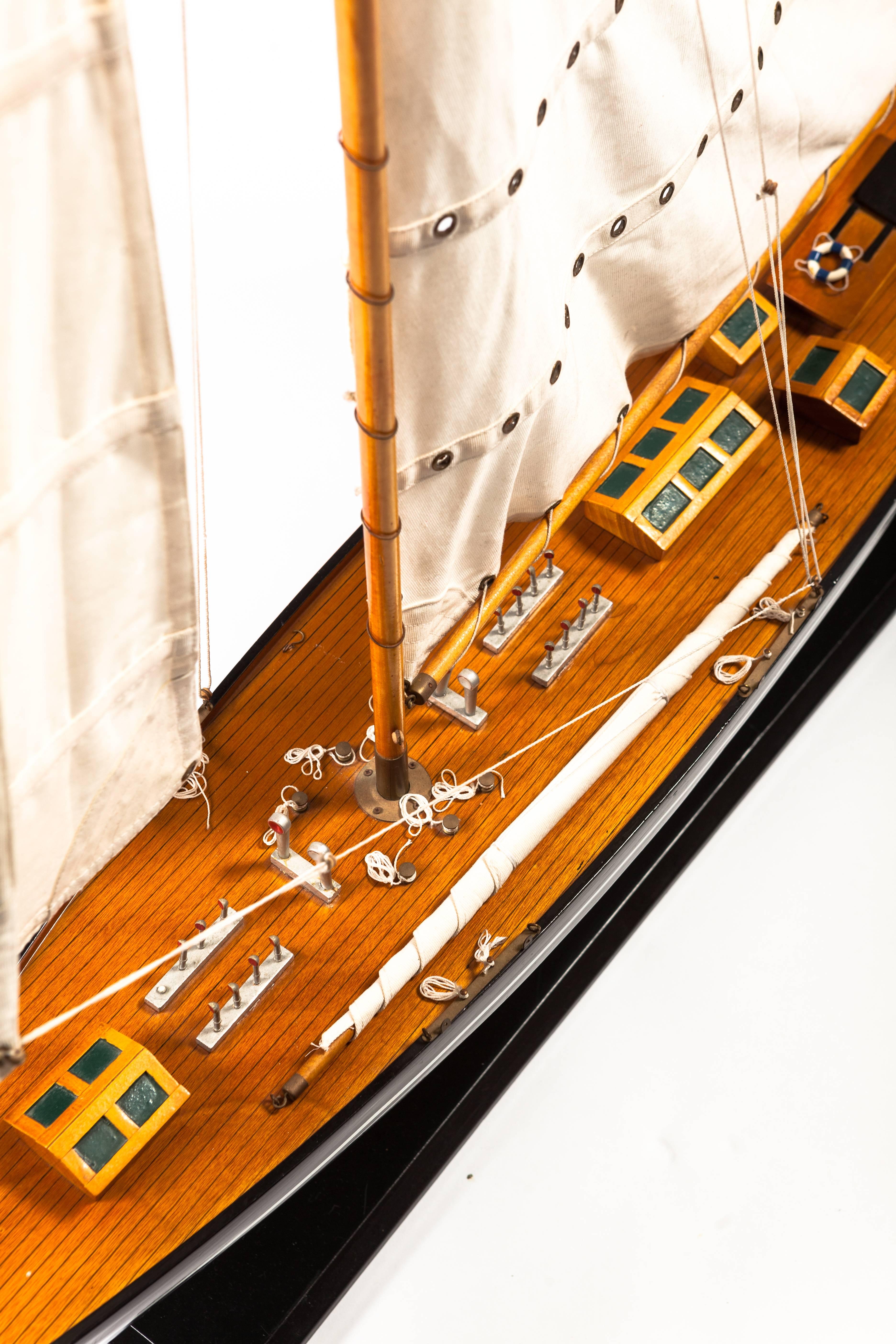 Large-Scale Pond Yacht Model In Good Condition For Sale In New York City, NY