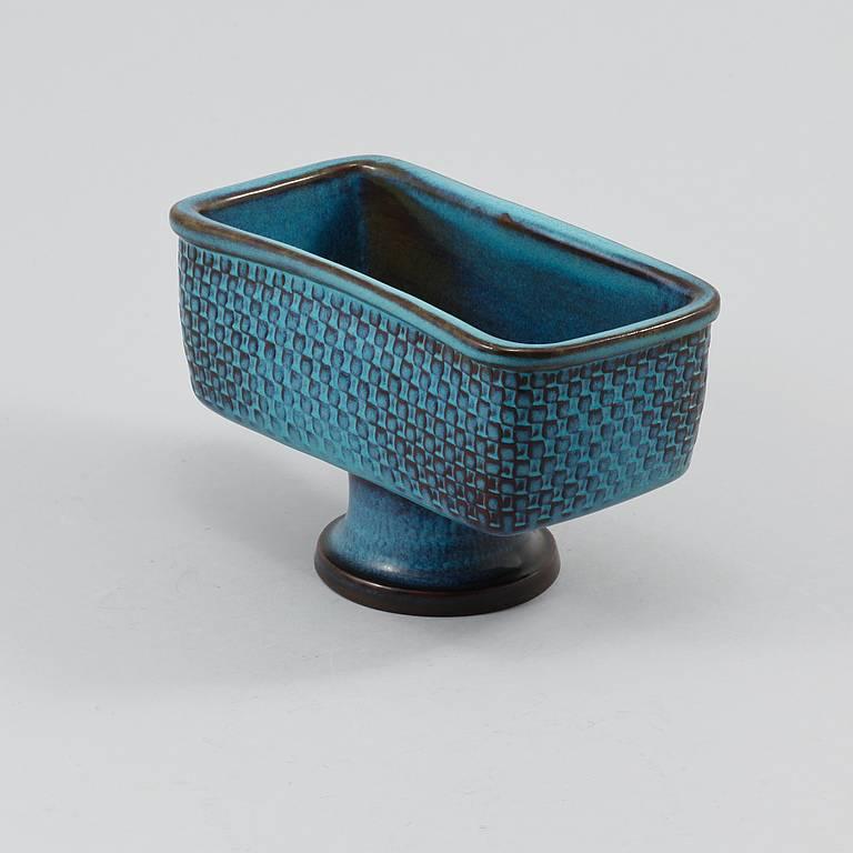 Brown and turquoise glazed, rectangular bowl with relief decoration. Signed Stig L.
Height 10,5 cm.