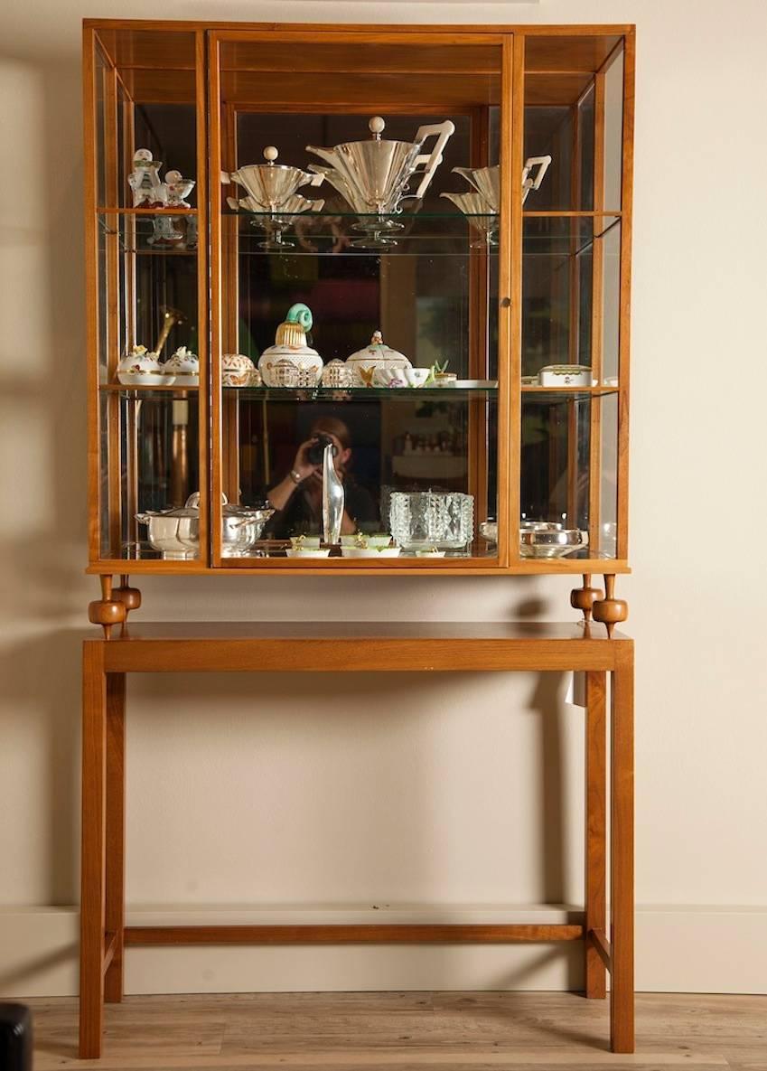 Josef Frank Walnut Showcase Cabinet on Stand, Sweden, 1946 For Sale 1