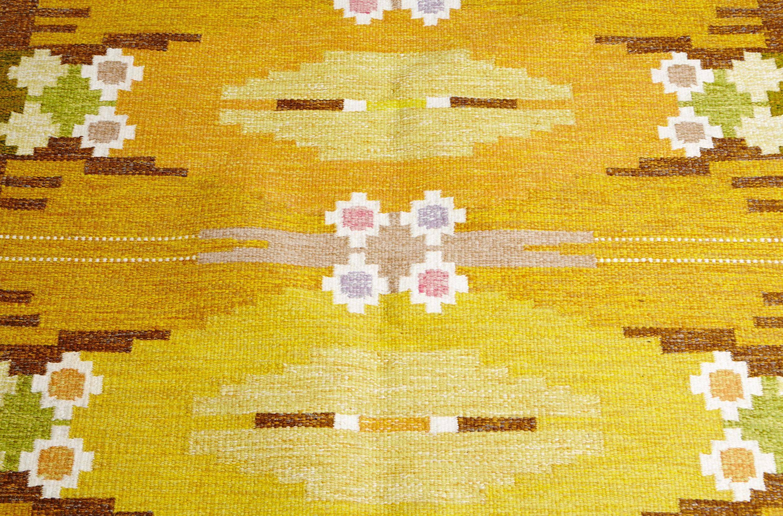 Swedish flat-weave carpet. Probably produced by Axeco Svenska AB.
Linen warp and wool, in very good condition. Beautiful colors: Yellows, brown, greens, purple and pink.
Measures: 230 x 170 cm.