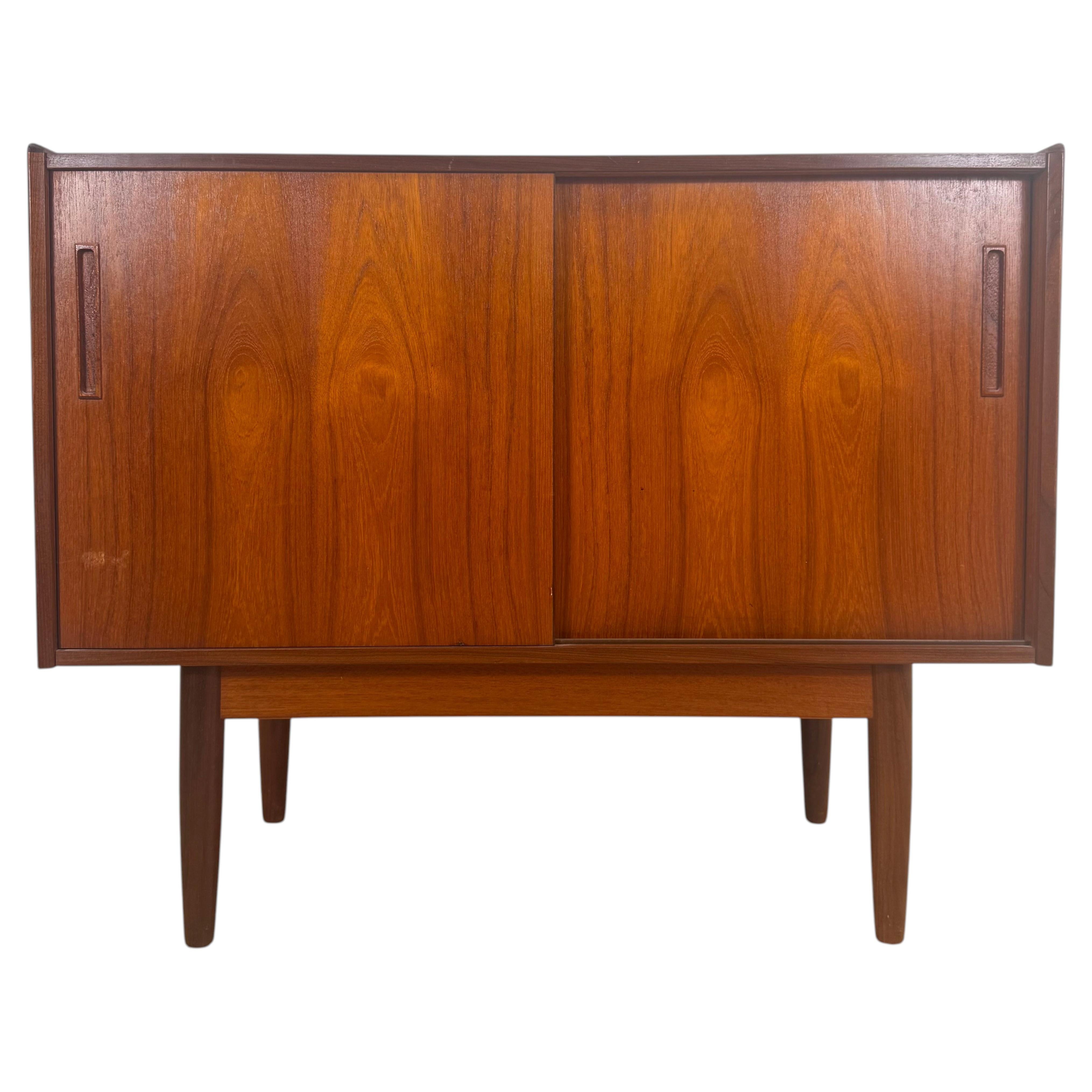 Buffet danois compact en teck, style « Scandinavian Modern » des années 60 en vente
