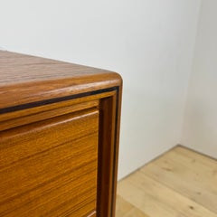 Petite commode danoise en teck à trois tiroirs, années 60