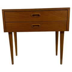 Comodino danese in teak con due cassetti, anni ’60