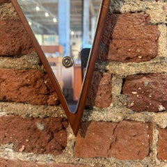 Espejo de forma irregular con base de teca, Dinamarca, años 60