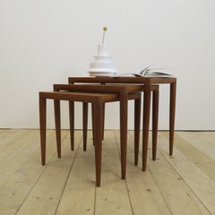Mesitas apilables de teca, H.W. Klein para Bramin, Dinamarca, 1960