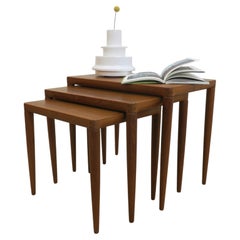 Mesitas apilables de teca, H.W. Klein para Bramin, Dinamarca, 1960