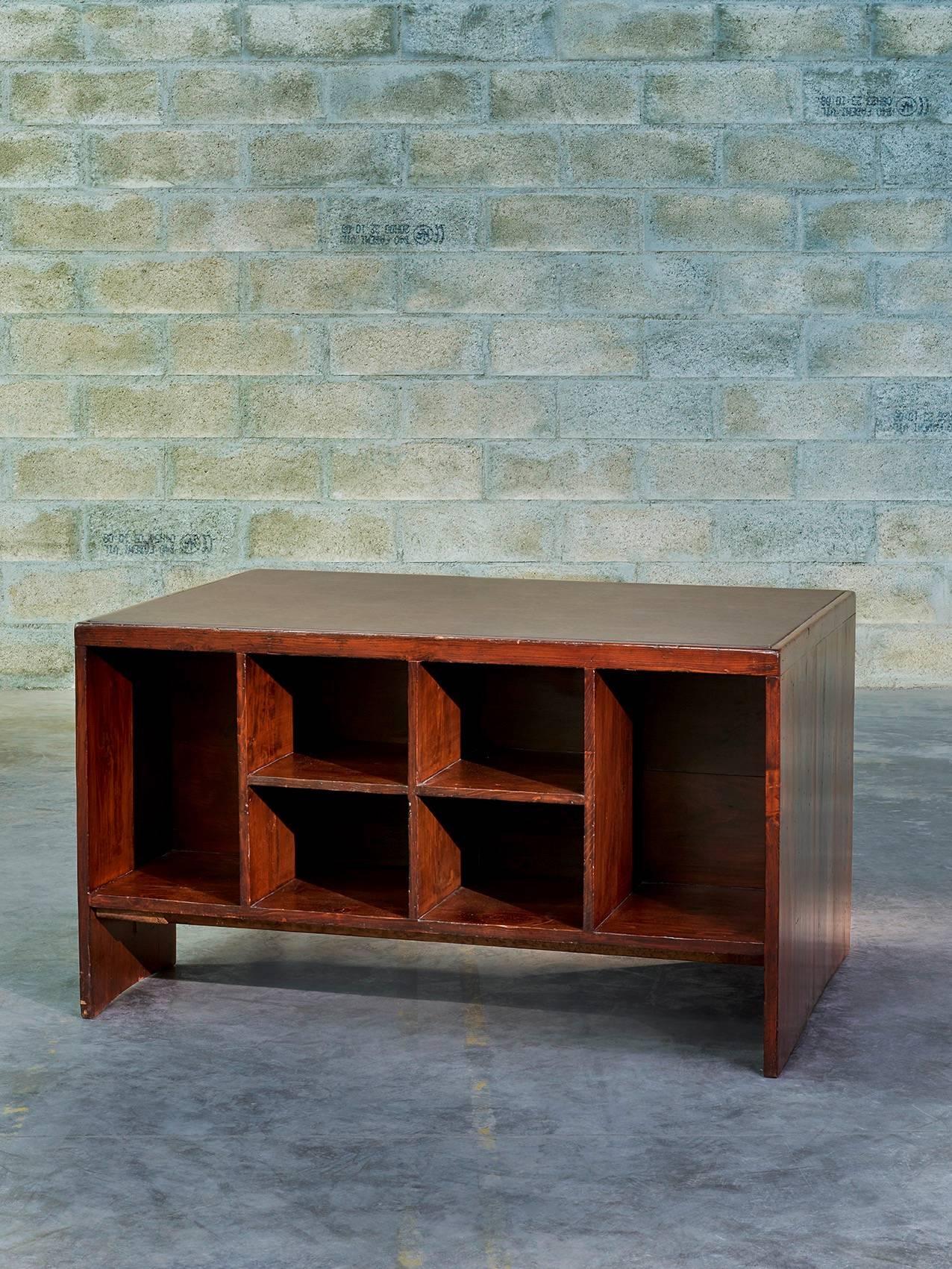 Pierre Jeanneret (1896-1967).

Base building desk,
circa 1955.

Desk made of teak, with one lateral drawer, six front racks, black leather top.

Provenance: Special commission for the administrative buildings of Chandigarh, India.