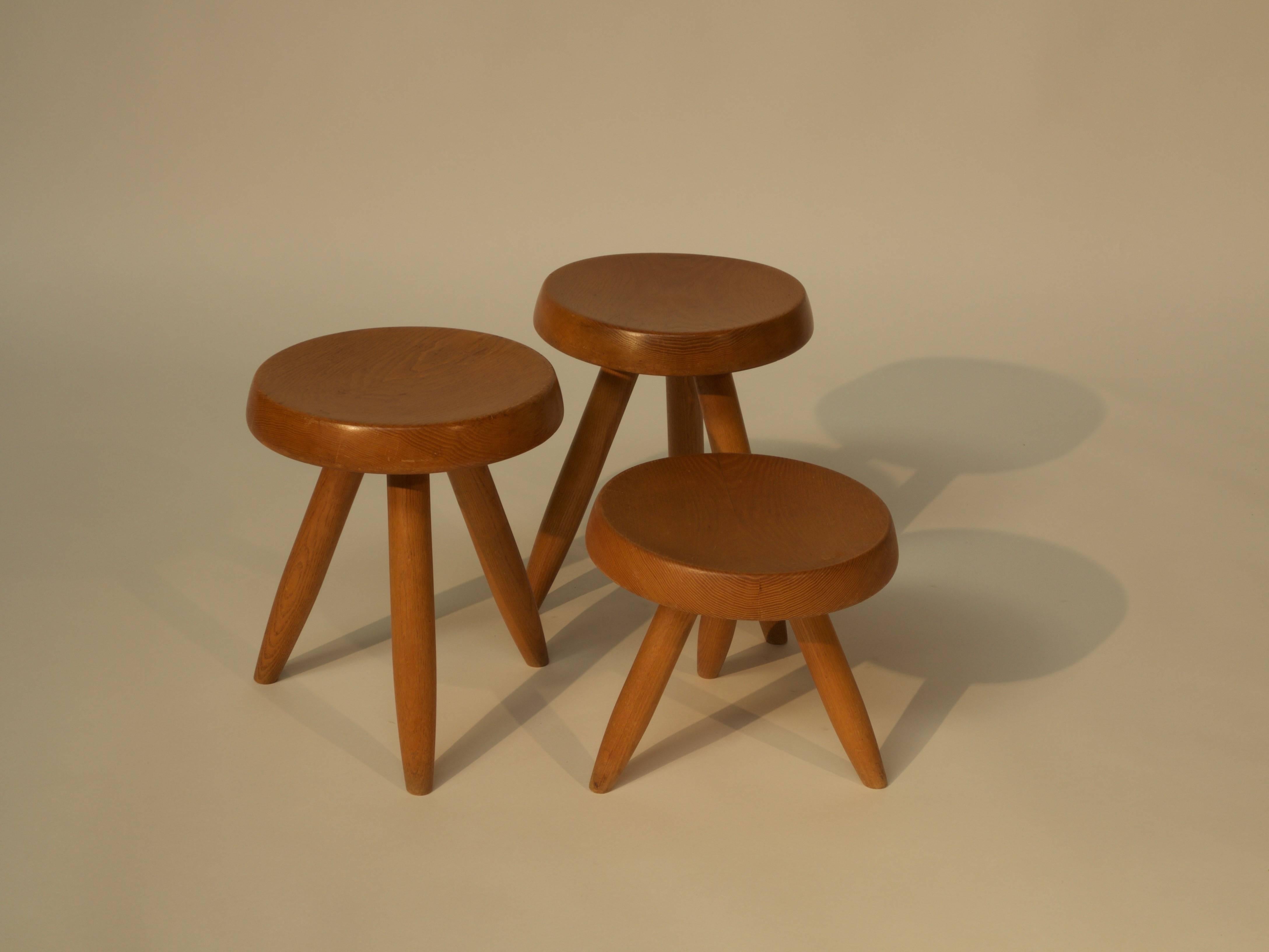 Charlotte Perriand (1903-1999), 
Set of three stools, 
circa 1950.

Pine.