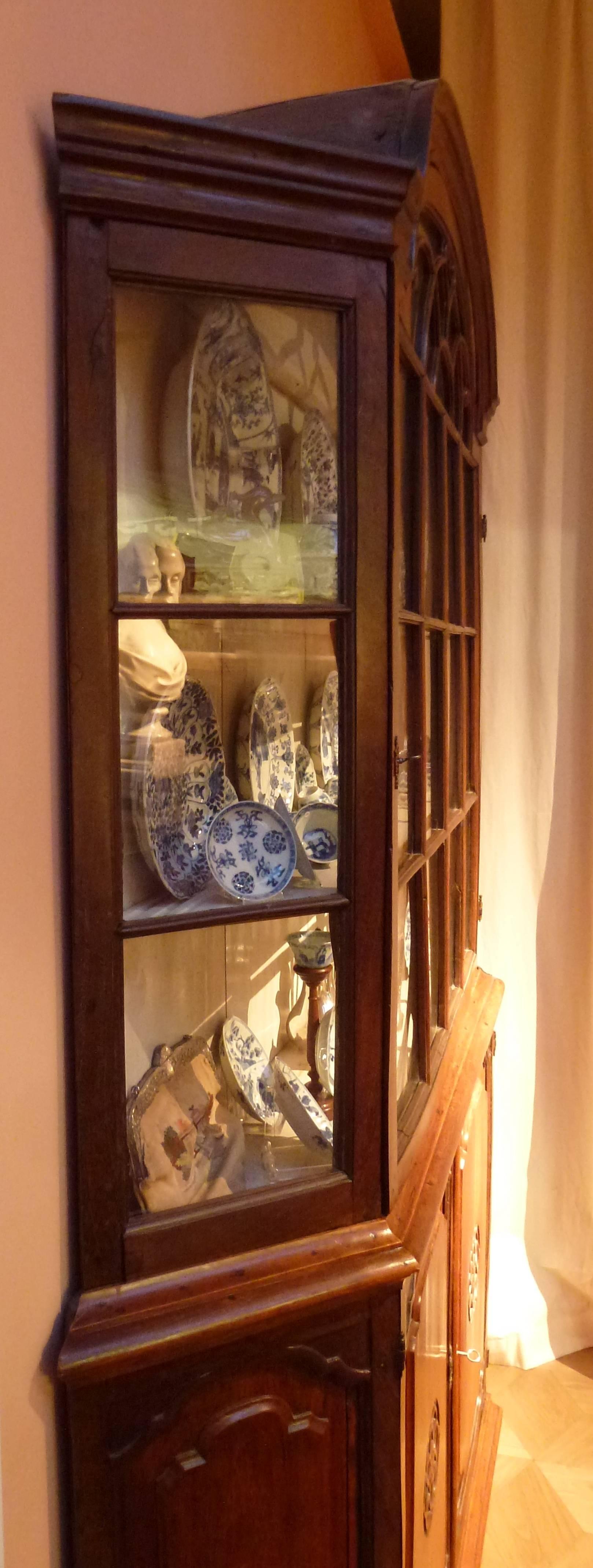 Colonial Display Cabinet In Good Condition For Sale In Hilversum, NL