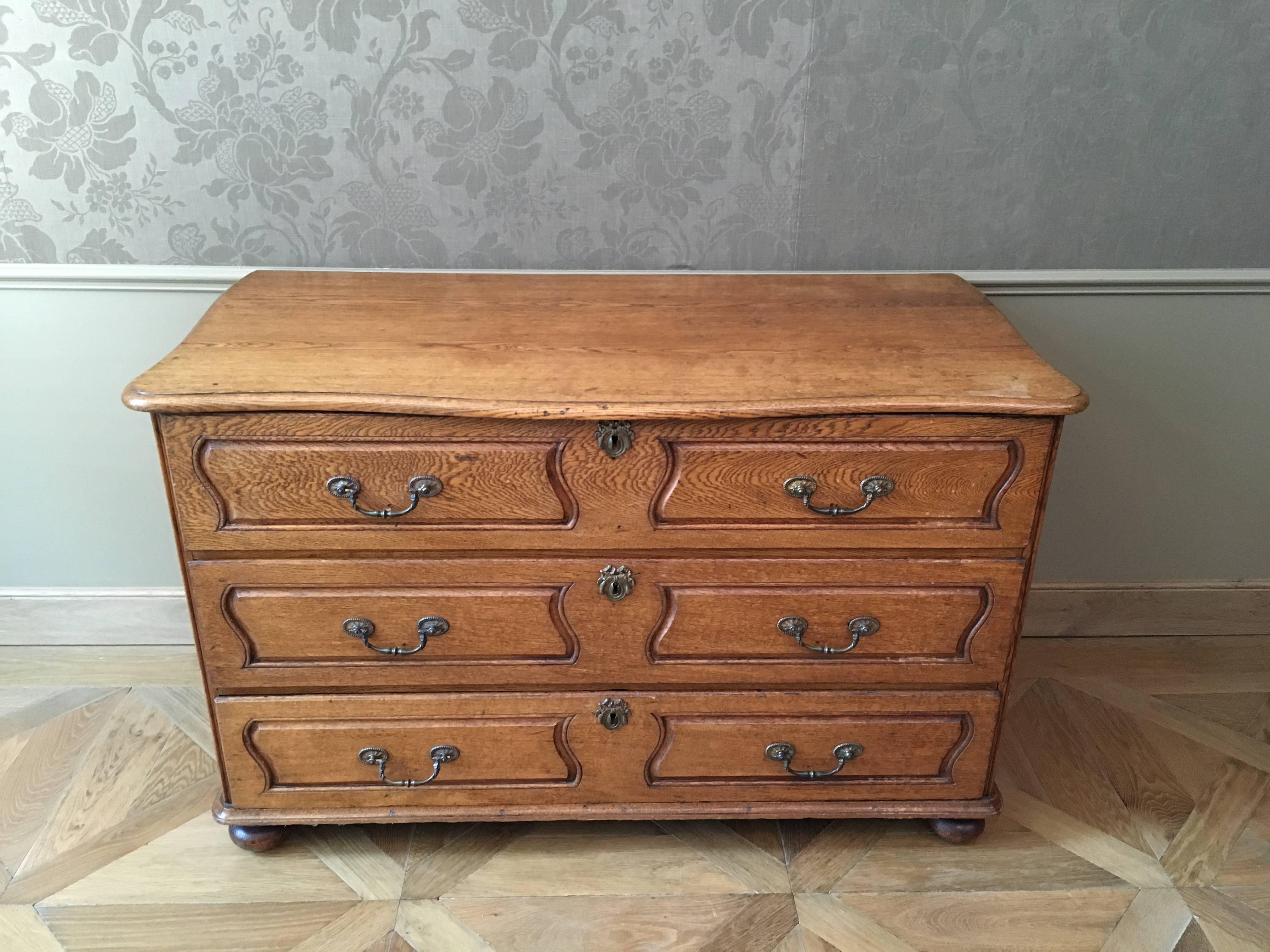 Baroque Pair of Early 18th Century Commodes For Sale