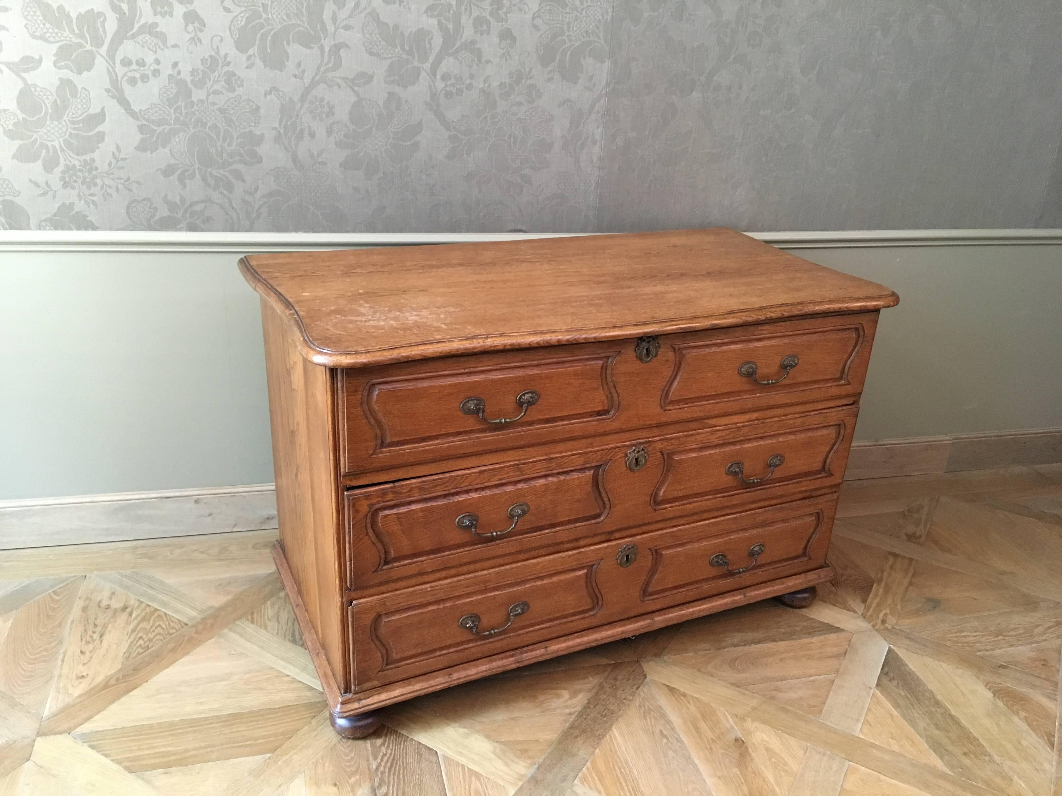 Pair of Early 18th Century Commodes In Good Condition For Sale In Hilversum, NL