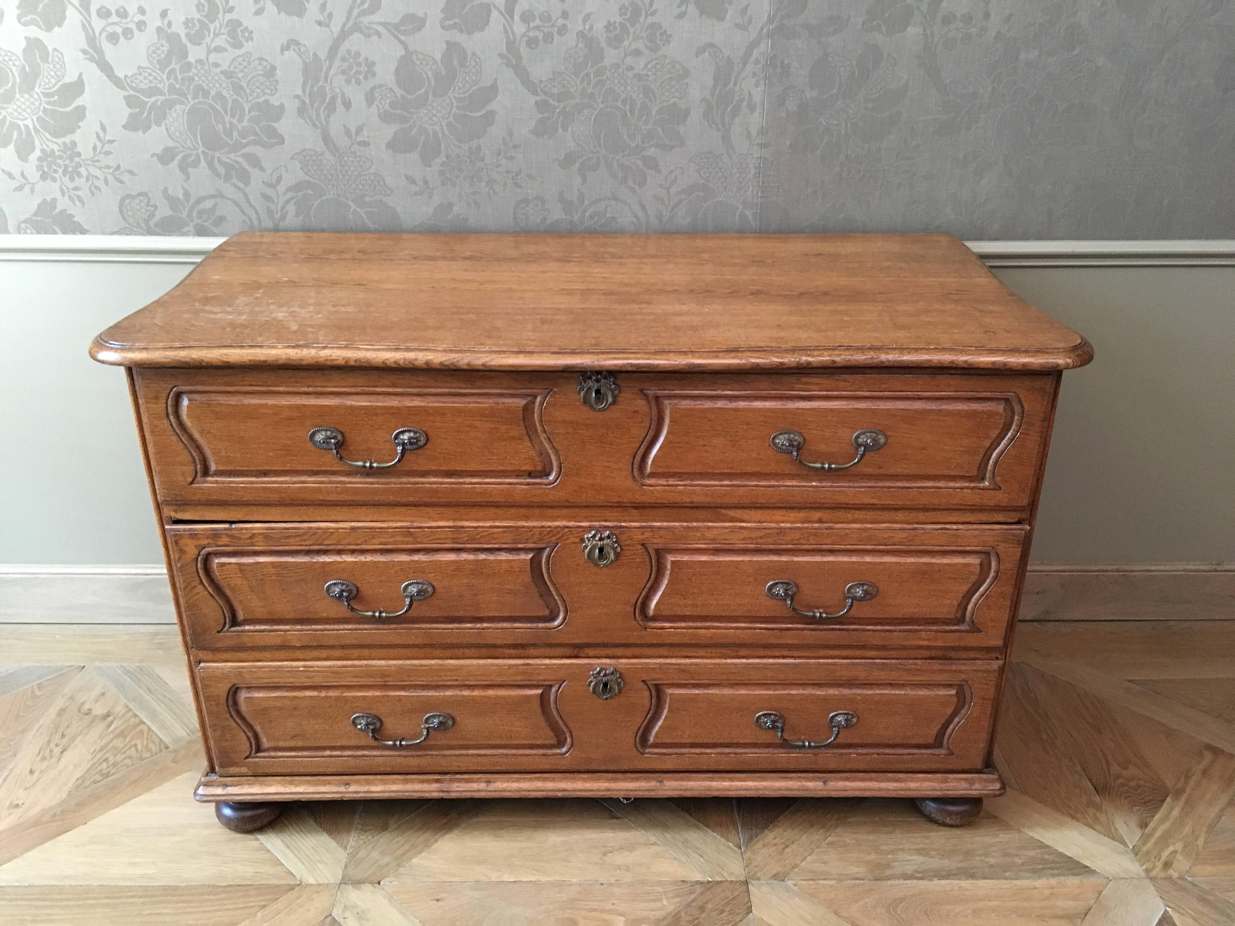 Oak Pair of Early 18th Century Commodes For Sale