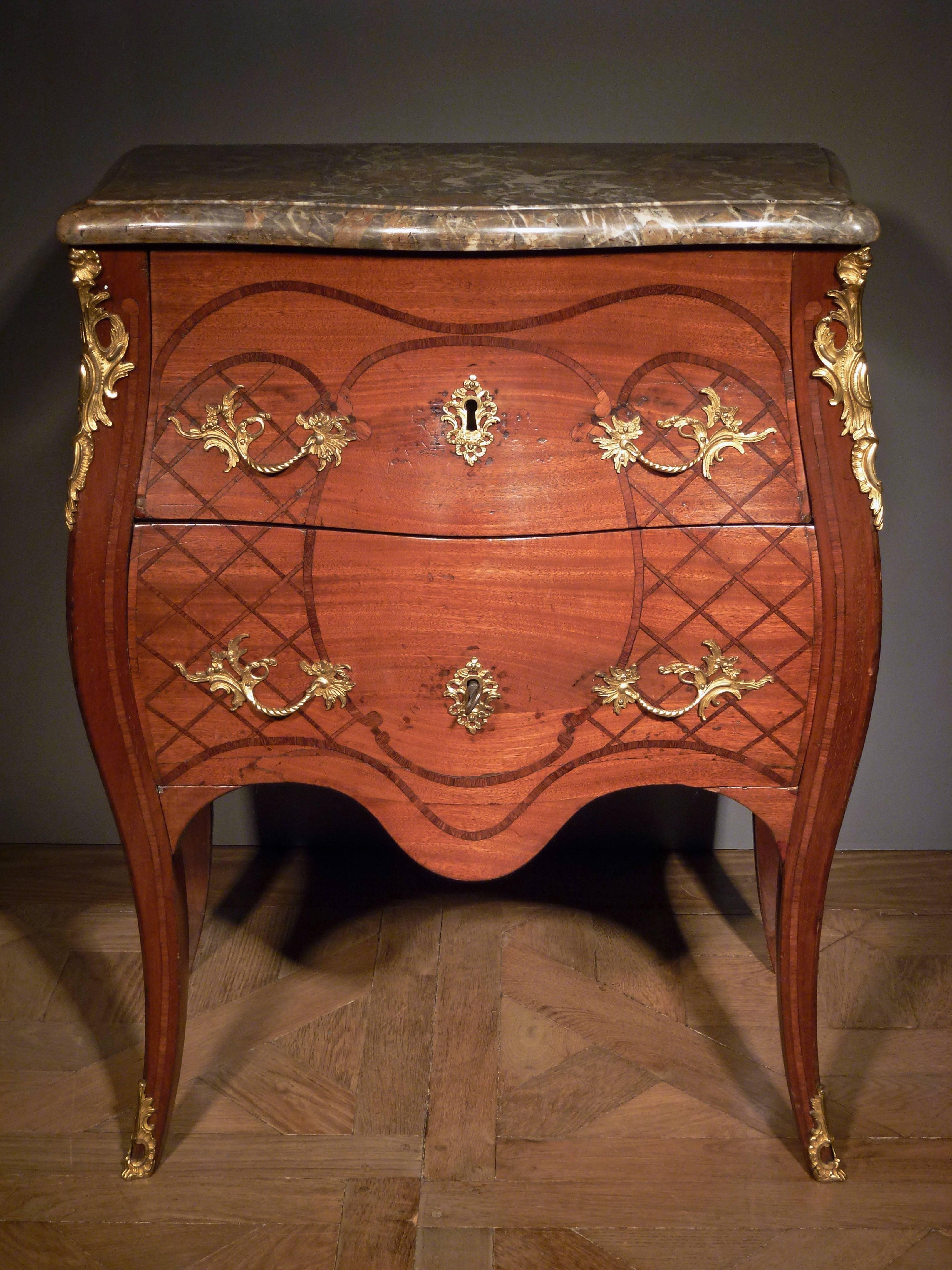 Dutch Louis XV Commode, Bearing the Stamp of the Guild of Saint Joseph In Good Condition For Sale In Hilversum, NL