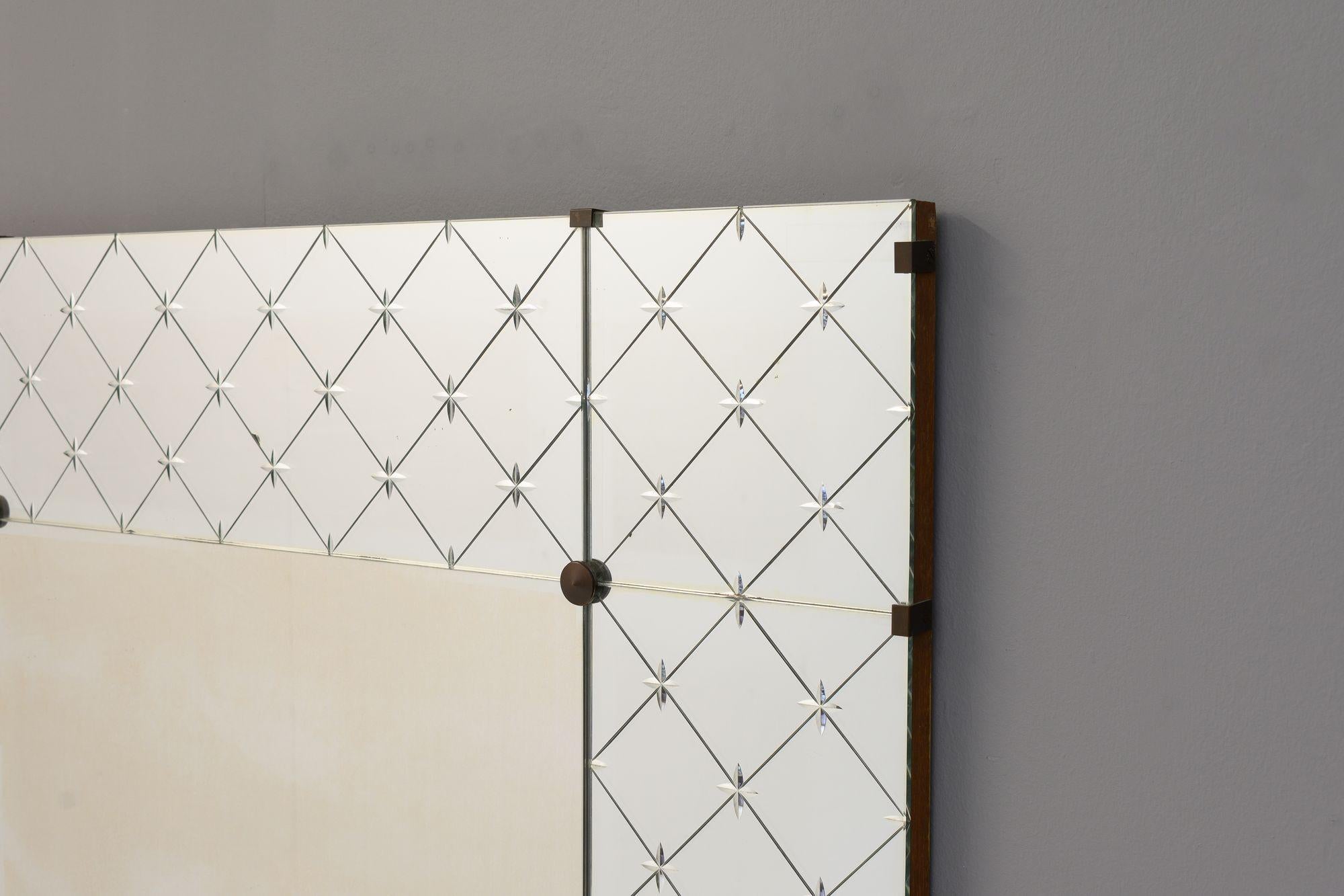 Miroir paysager sans cadre avec panneaux de verre d'origine. Circa 1940.