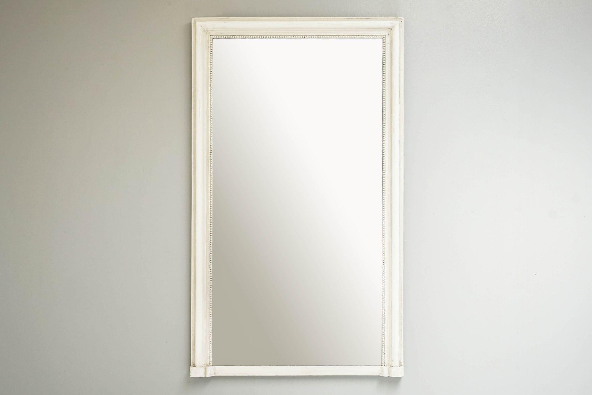 Specchio da camino francese con piastra originale in una successiva finitura dipinta di bianco.

H. H. 166cm x L. 98cm x P. 7cm
Francia edoardiana, circa 1890
30 kg
Si prega di contattare prima dell'acquisto per un preventivo di spedizione accurato,