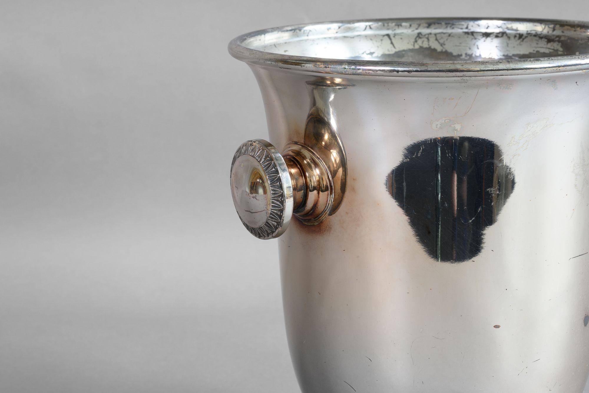French silver plated champagne bucket. France circa 1930

H 23cm x W 23cm x D 21cm