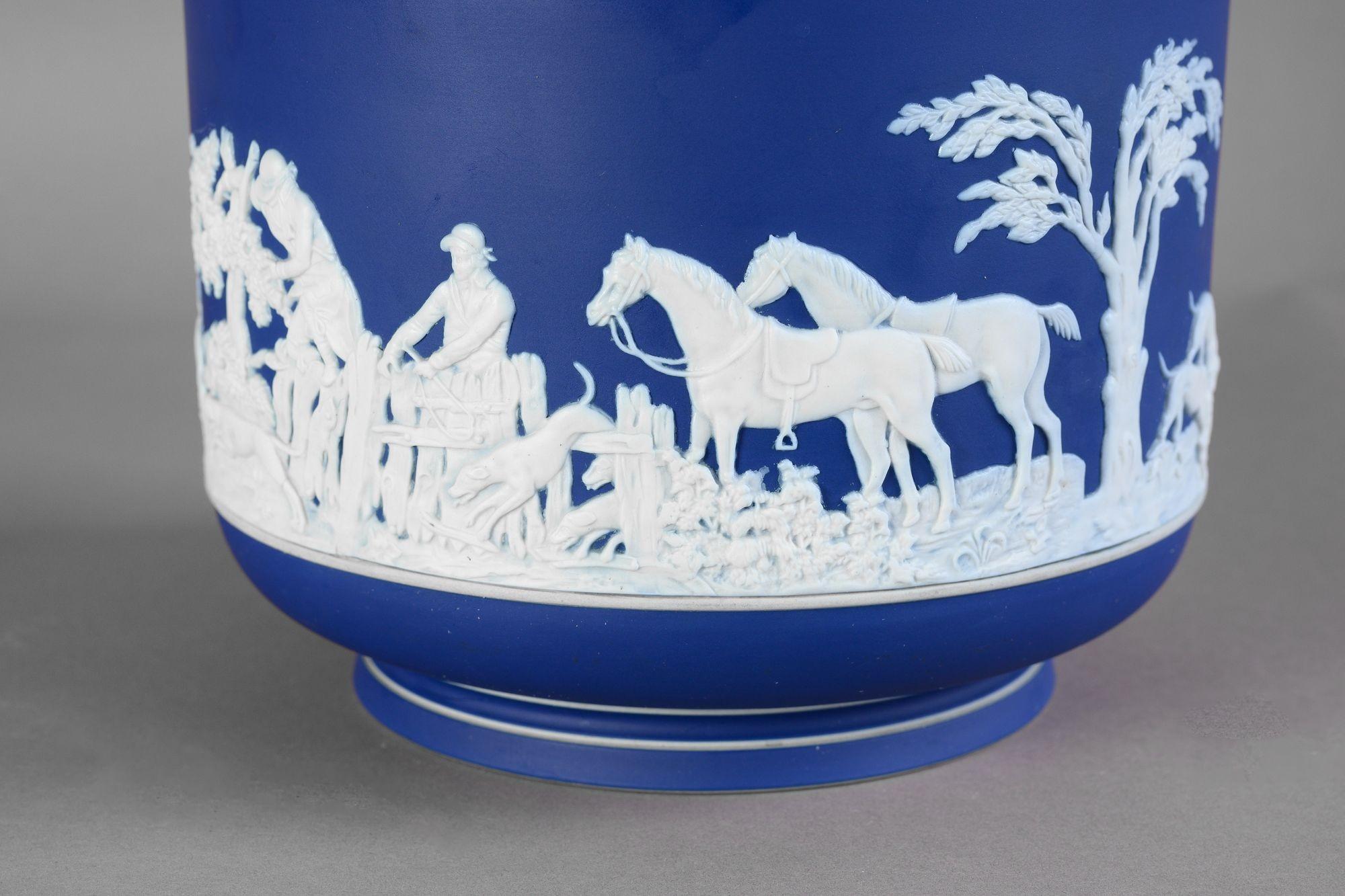 Zylindrische kobaltblaue Jardiniere von Adams mit klassischem Friesdekor. CIRCA 1900
H 20cm x B 22cm x T 22cm