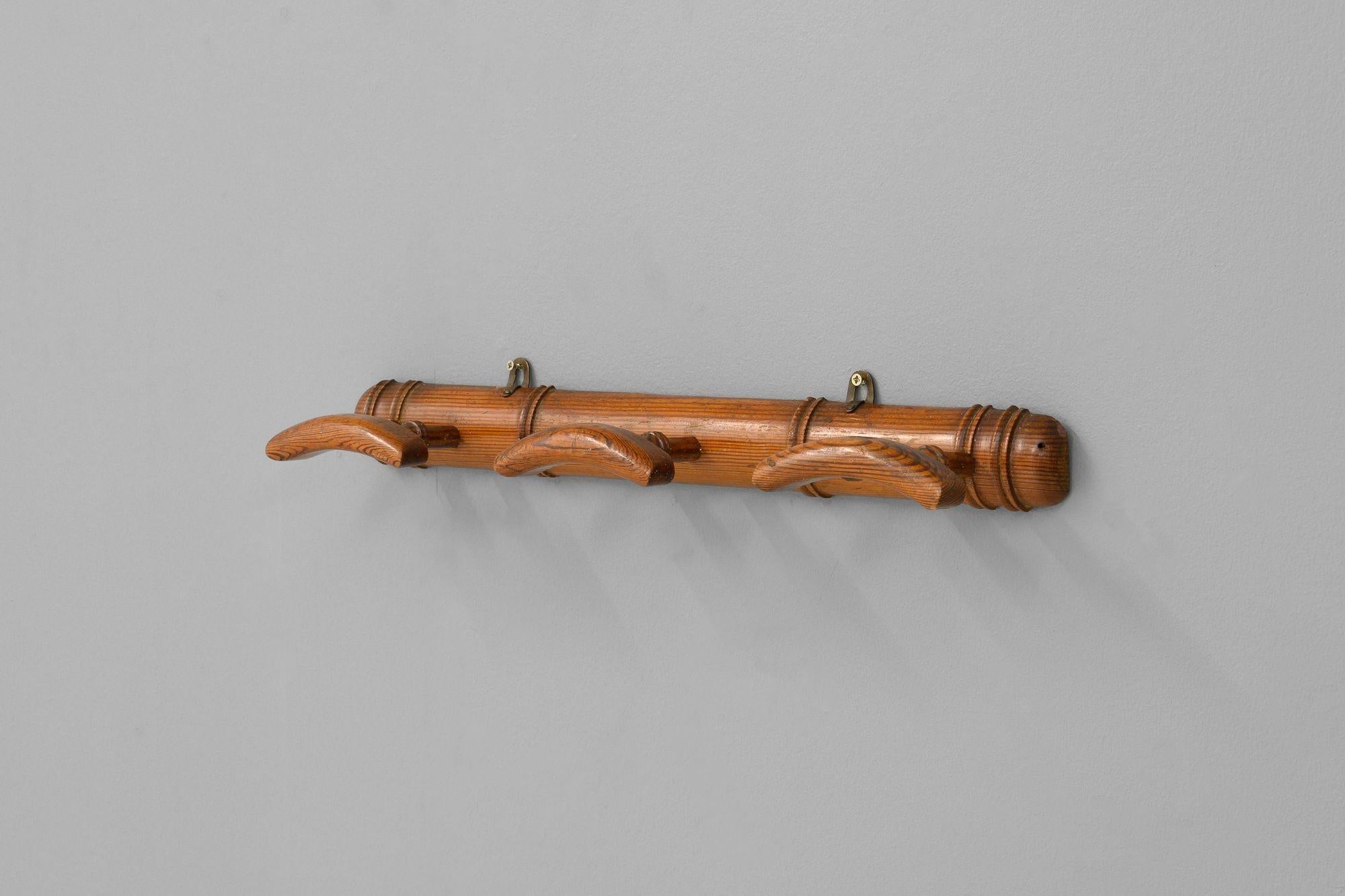 Faux bamboo 3 hook wall mounted coat rack. Circa 1920
H 8cm x W 51cm x D 11cm
