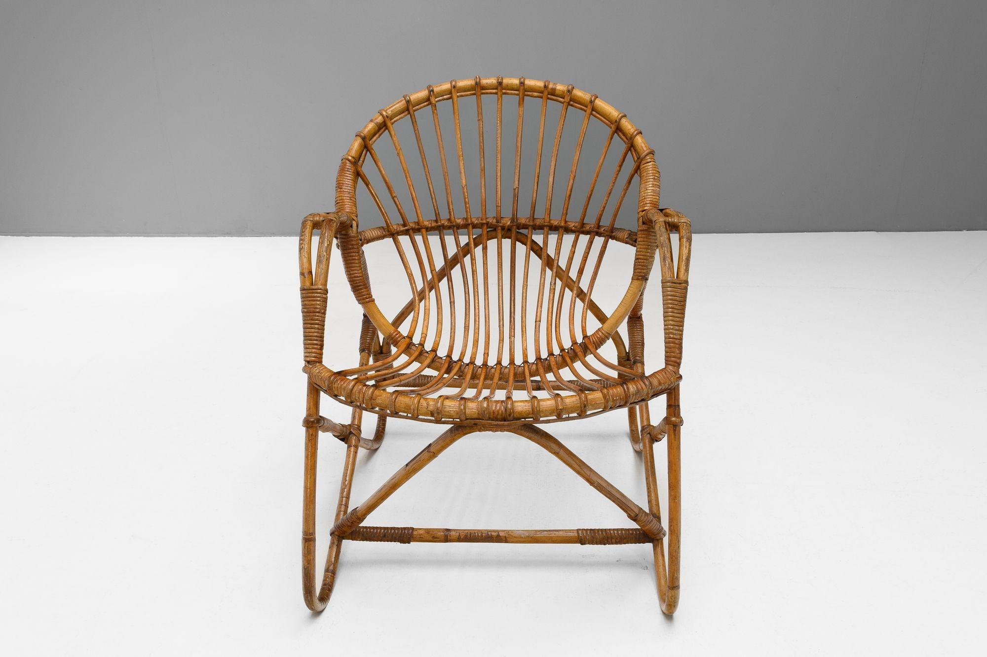 Milieu du XXe siècle Paire de chaises cannées en vente