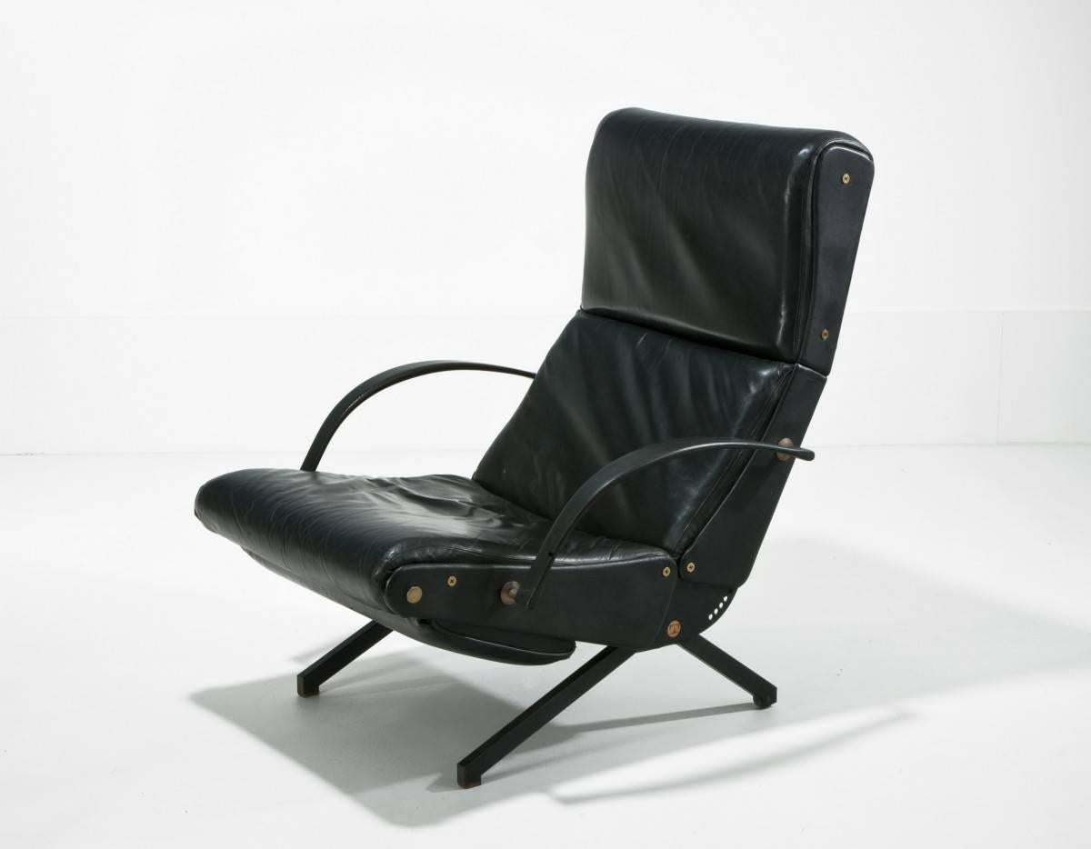 Chaise longue classique Modèle 'P40' par Osvaldo Borsani pour Tecno. Rembourré en cuir noir d'origine, joliment vieilli mais en bon état.  bon état vintage. La base est en métal laqué noir avec des détails en laiton. Le mécanisme est en bon état de