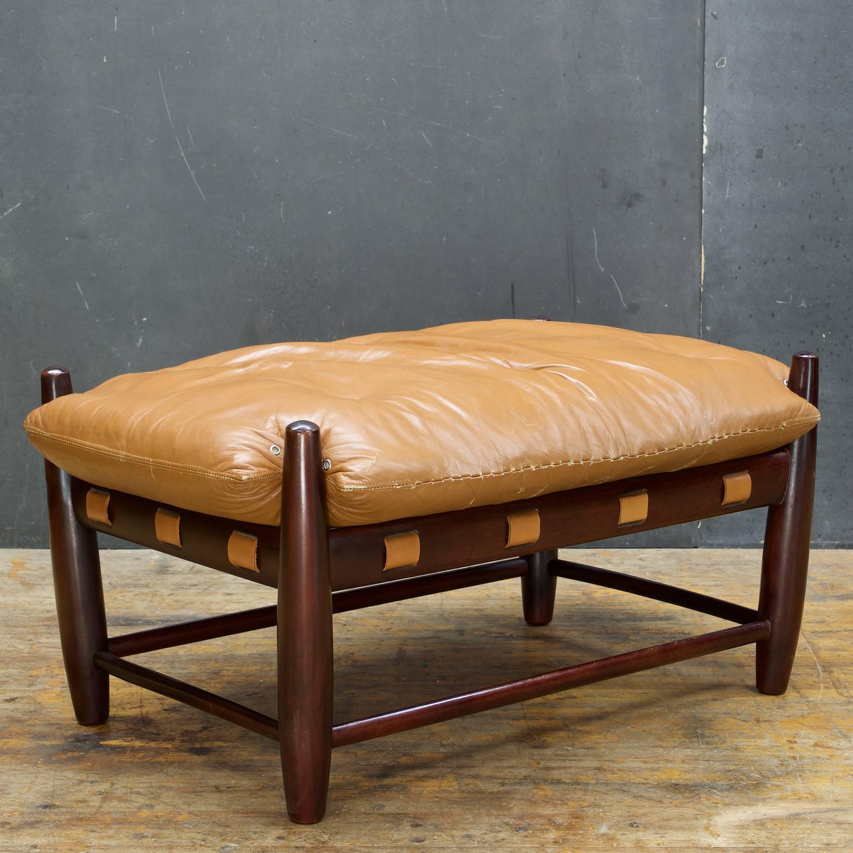 Strong and Sturdy. Poltrona Molé Ottoman, Manufacturer ISA, Designer Sergio Rodrigues. Unmarked.

W: 33 x D: 21.5 x H: 16 in.

 