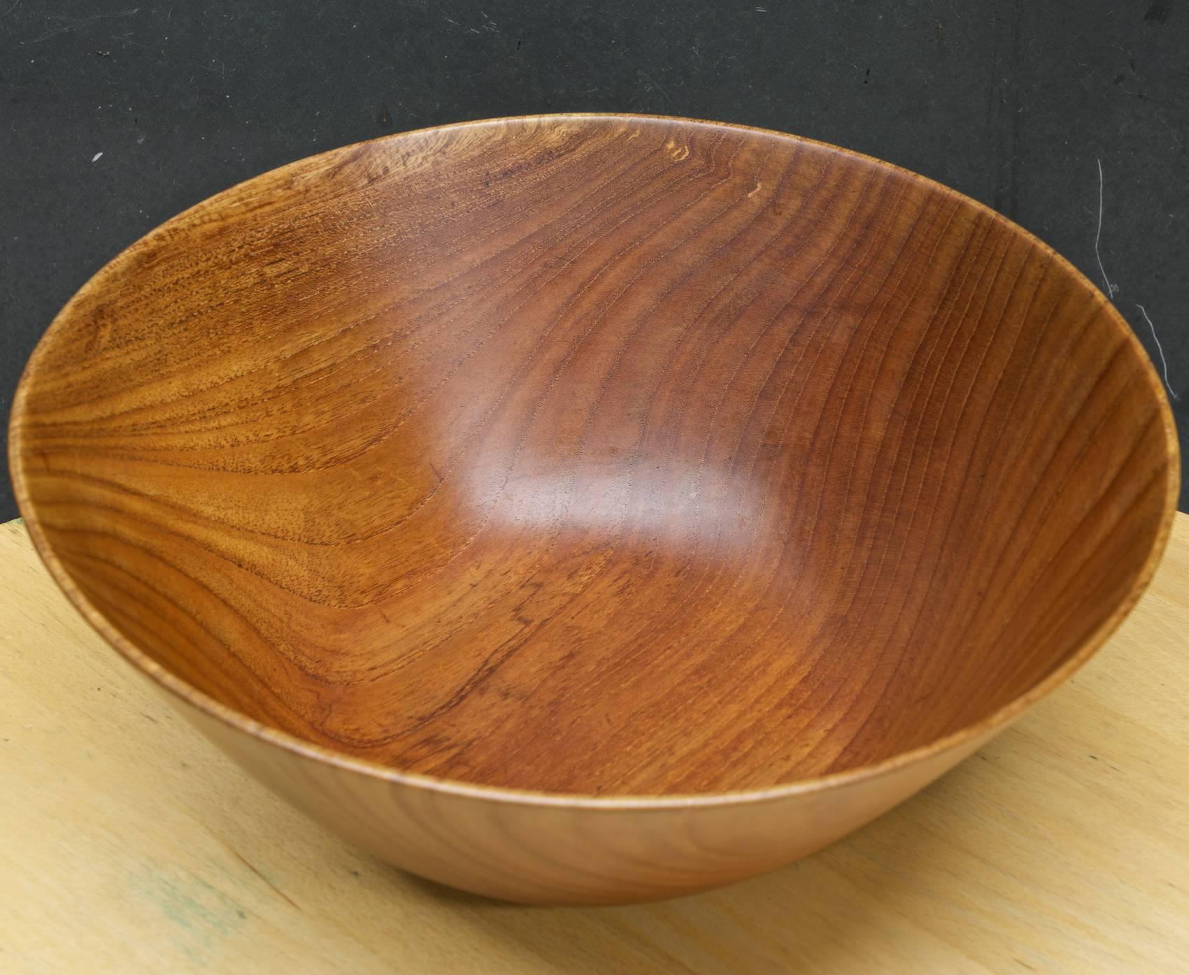 Large turned wood centerpiece bowl. Signed.

P.915
Espenet,
Siamese teak.