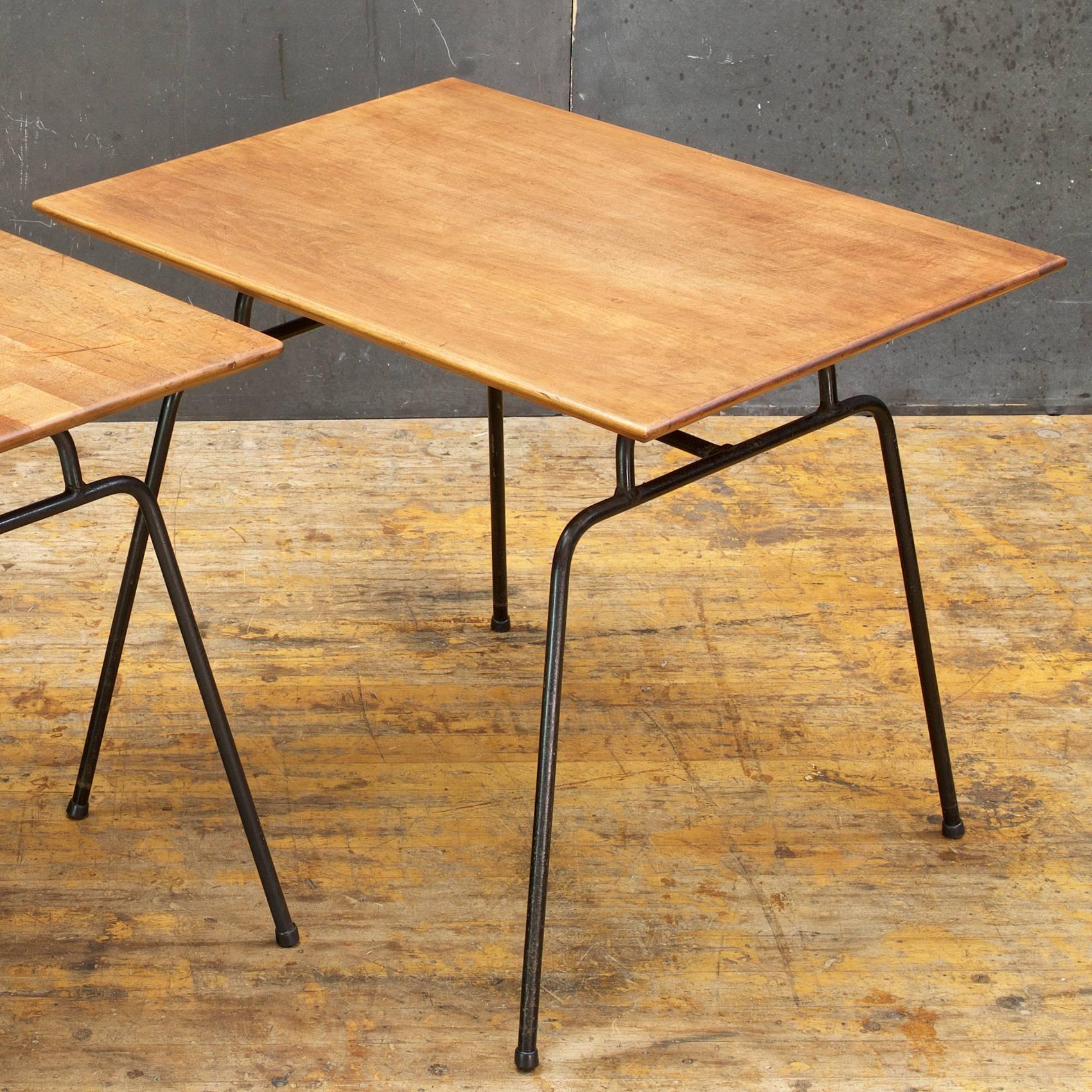 Mid-Century Modern Paul McCobb tables d'extrémité de canapés en bouleau à tige de fer vintage du milieu du siècle dernier des années 1950 en vente