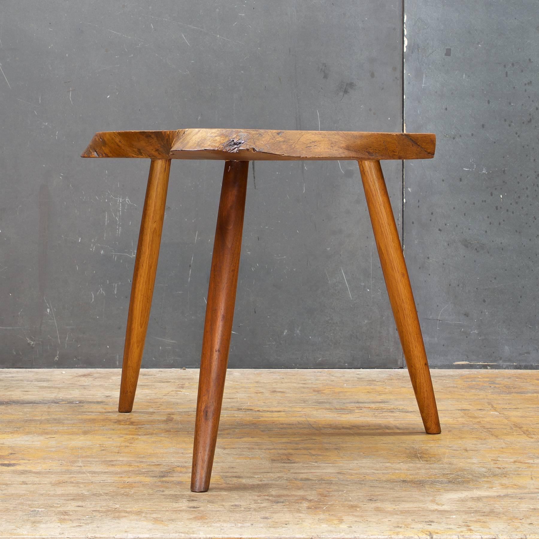 Américain George Nakashima table anglaise Wepman en noyer avec dent de requin à bord libre des années 1950 en vente