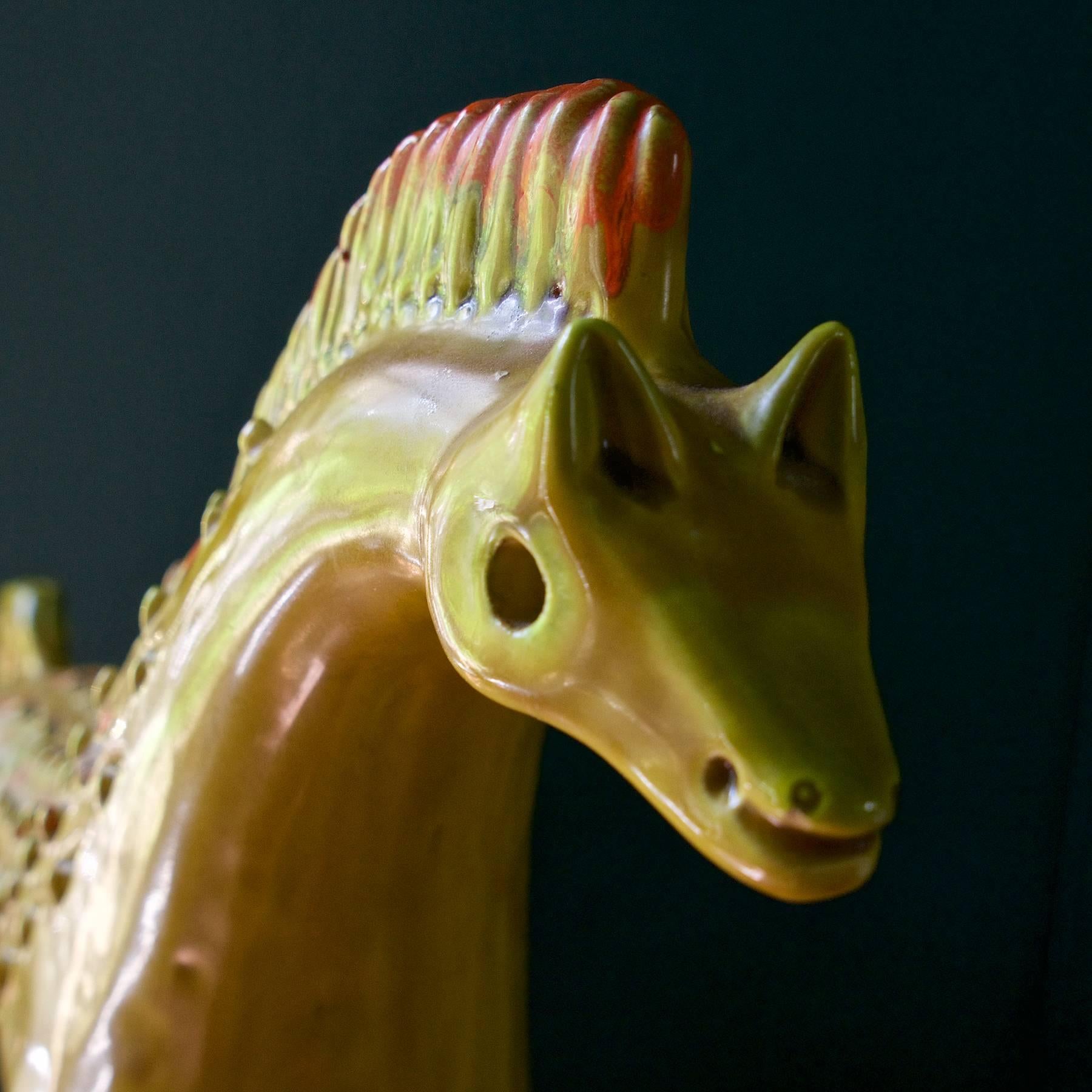Vernissé Sculpture équine de cheval sauvage en poterie italienne jaune de Bitossi Bagni Fantoni en vente