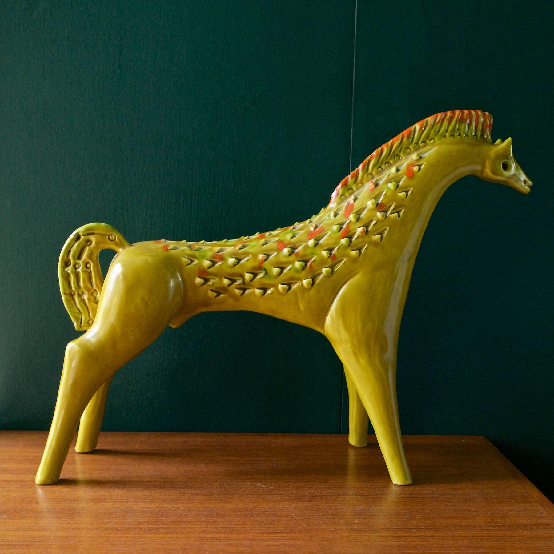 Sehr große italienische Pferdeskulptur der Moderne in Gelbtönen mit einigen orangefarbenen Flecken und den für Bitossi typischen unregelmäßigen dreieckigen Einschnitten. Auf dem Fuß ist ITALY eingeprägt.