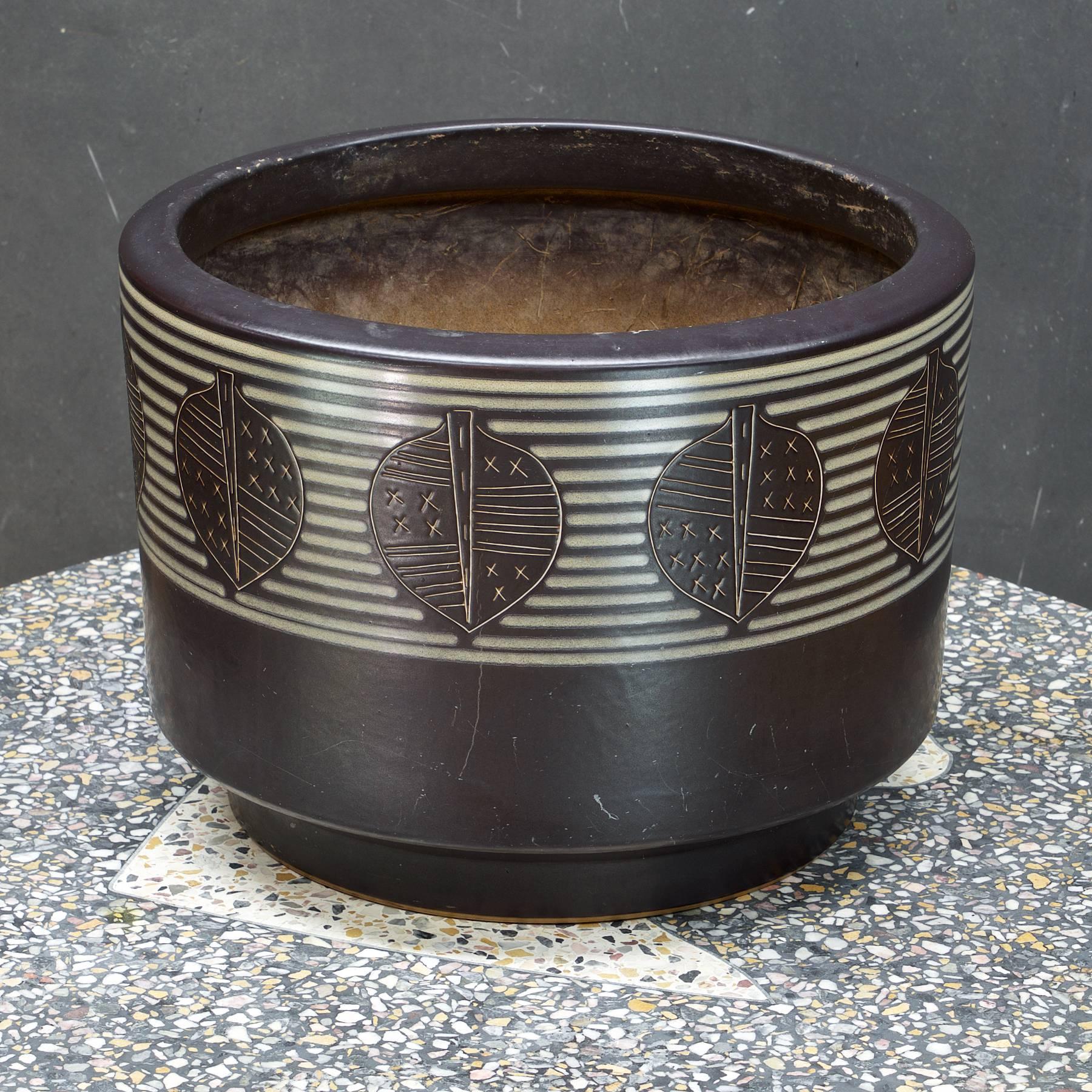 Uncommon large planter, no cracks, no drilled holes. Retains paper label. 

Otagiri is a name many collectors recognize. 