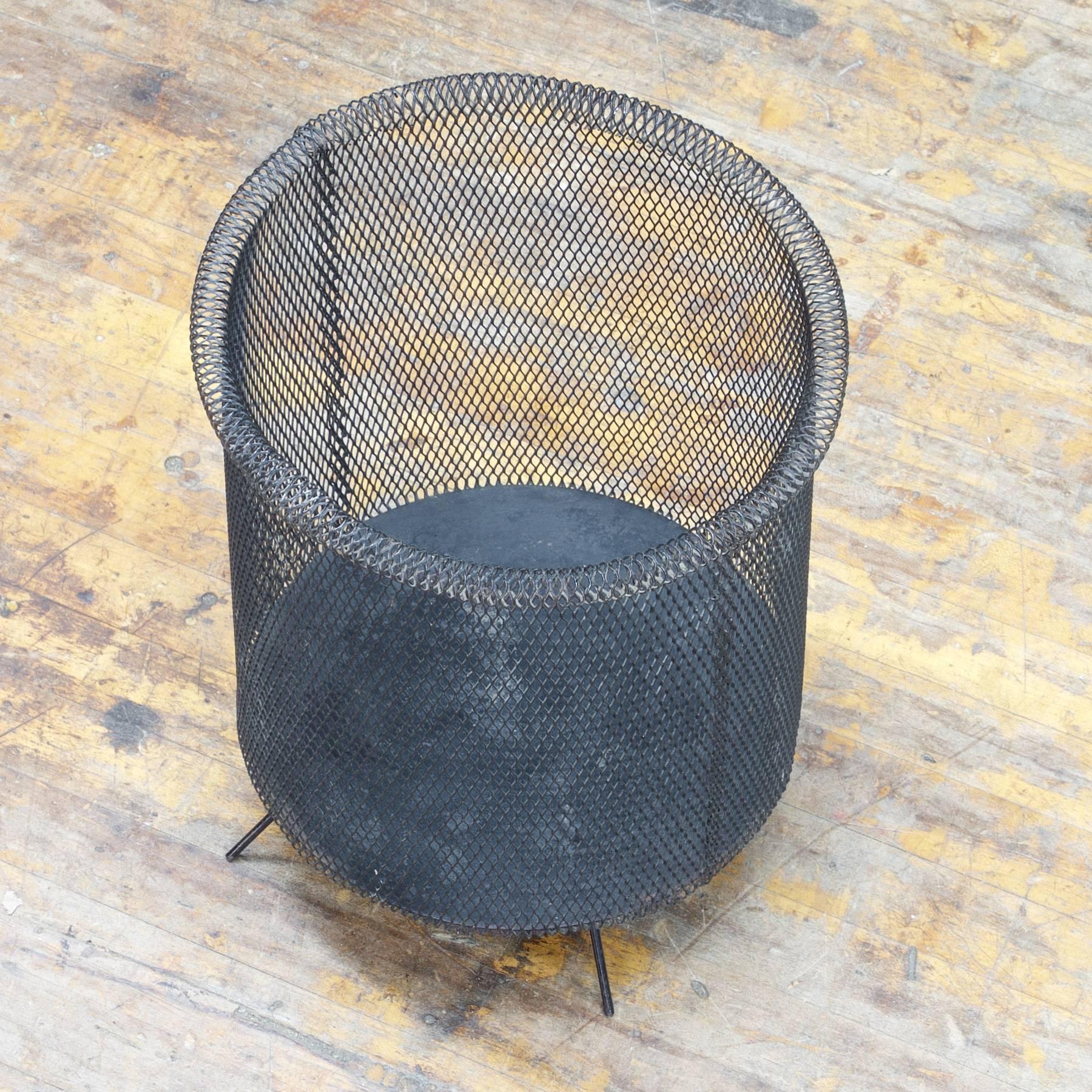 metal mesh trash can