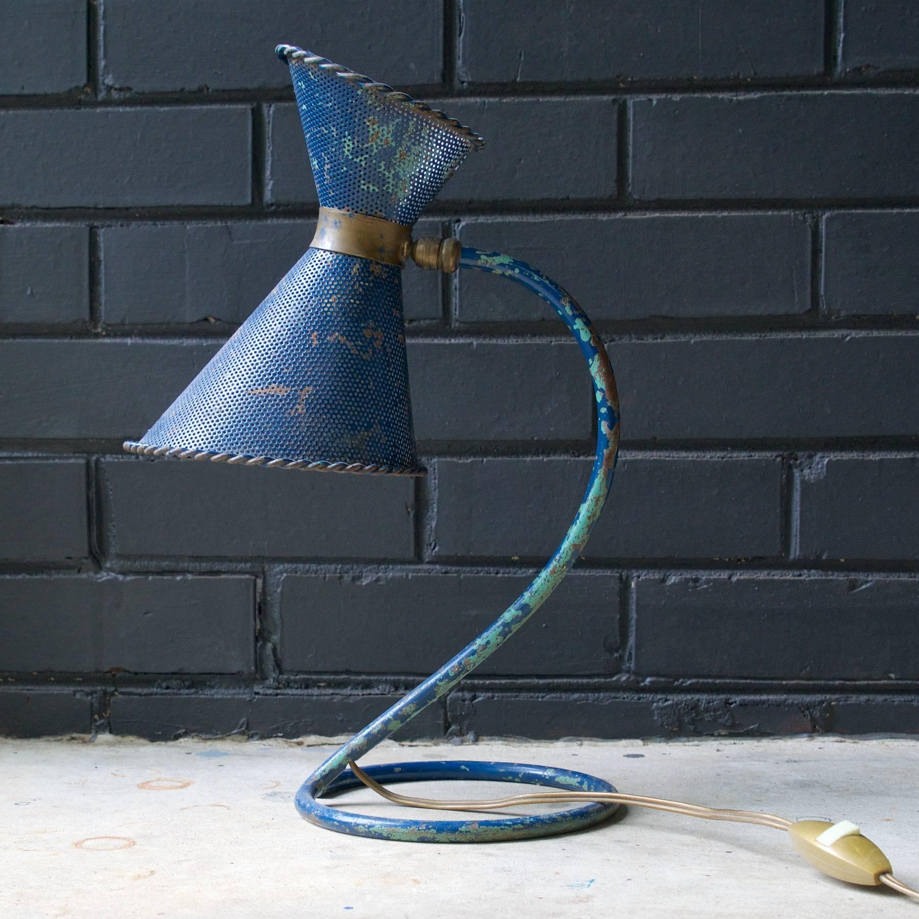 Lampe de table bistrot en métal perforé des années 1950 par Mathieu Mategot Mid-Century français Abîmé - En vente à Hyattsville, MD