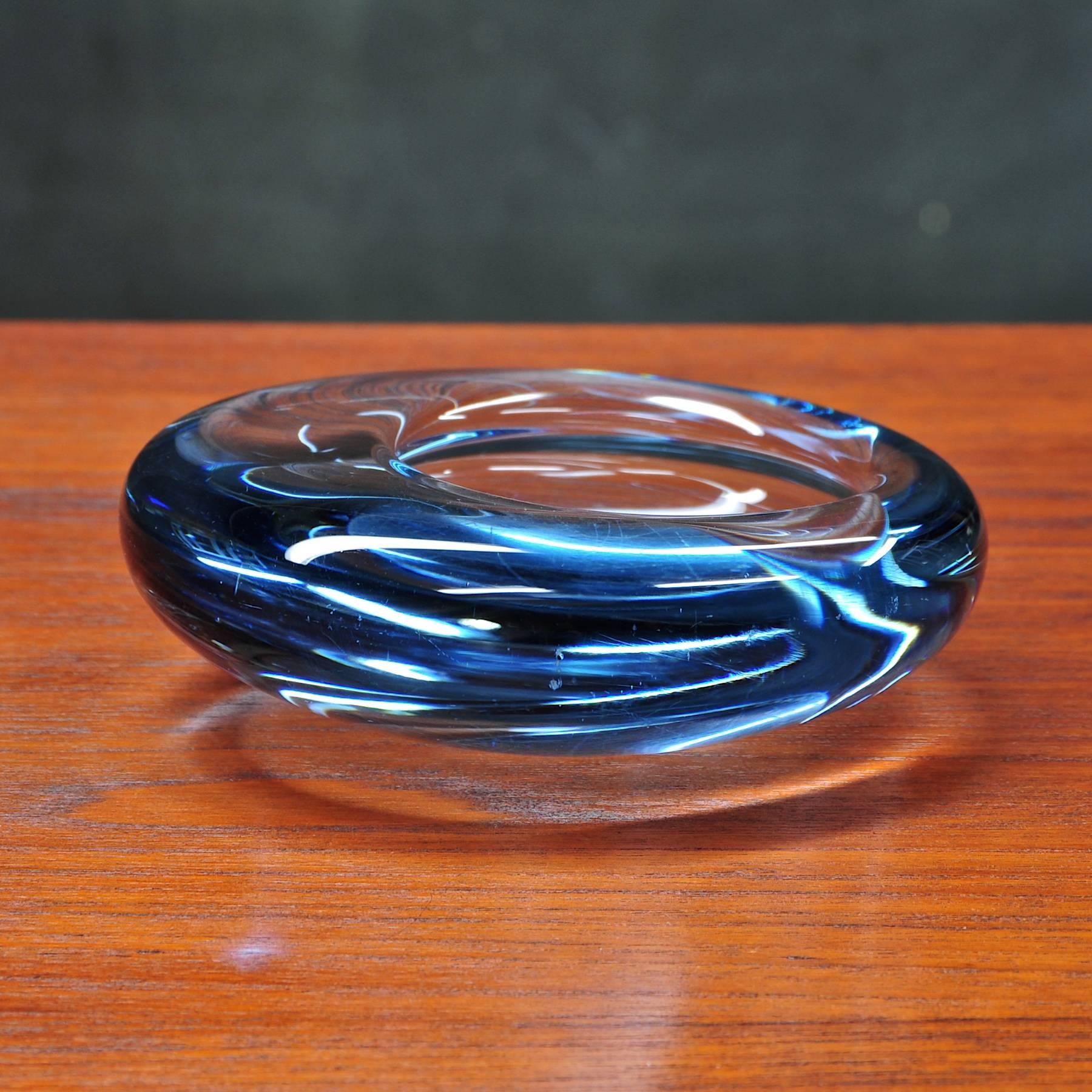 Denmark, 1961. Vintage Mid-Century Modern Holmegaard rare blue jellyfish glass dish by Per Lutken. Signed, dated. Good vintage condition showing some wear. Very rare to see as dish usually as ashtray. 

Dia: 5½ x H: 1.75 in.