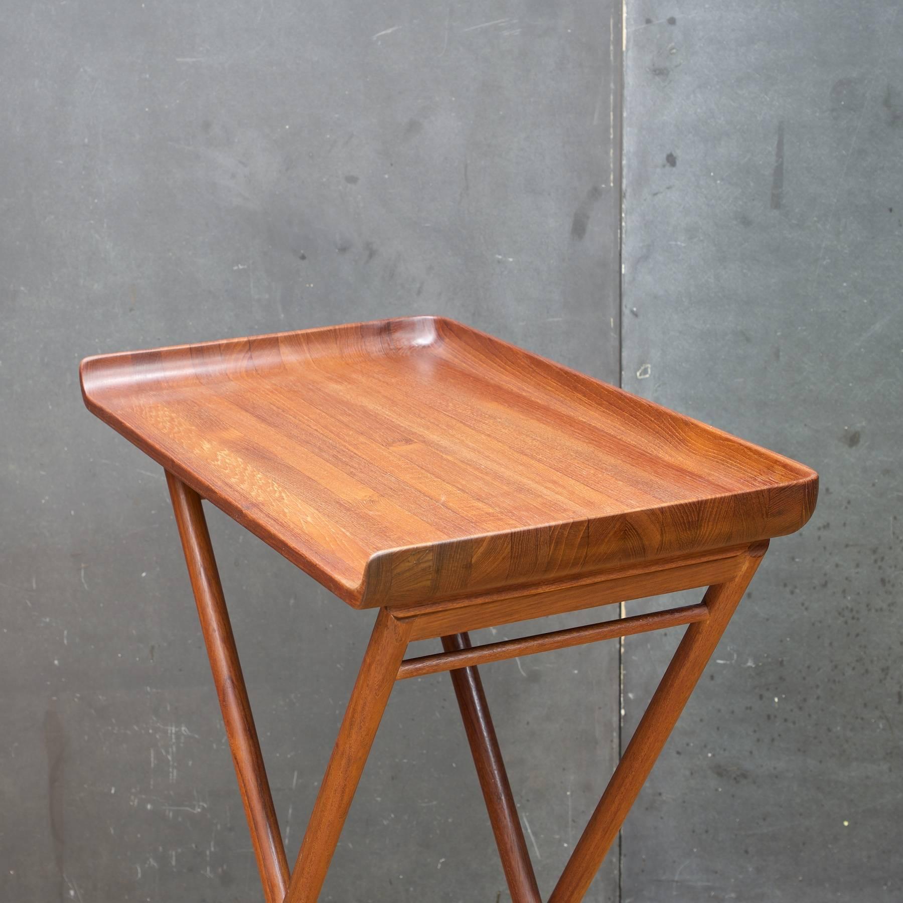 Vintage 1950s Danish Staved Teak High Cocktail Serving Tray Table In Good Condition In Hyattsville, MD