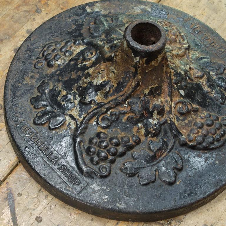 meditatie compact mooi zo Antique Parasol Cast Iron Floral Grape Vines Motif Base Patio Garden  Umbrella For Sale at 1stDibs | vintage cast iron patio umbrella stand,  antique umbrella stand cast iron, cast iron umbrella base